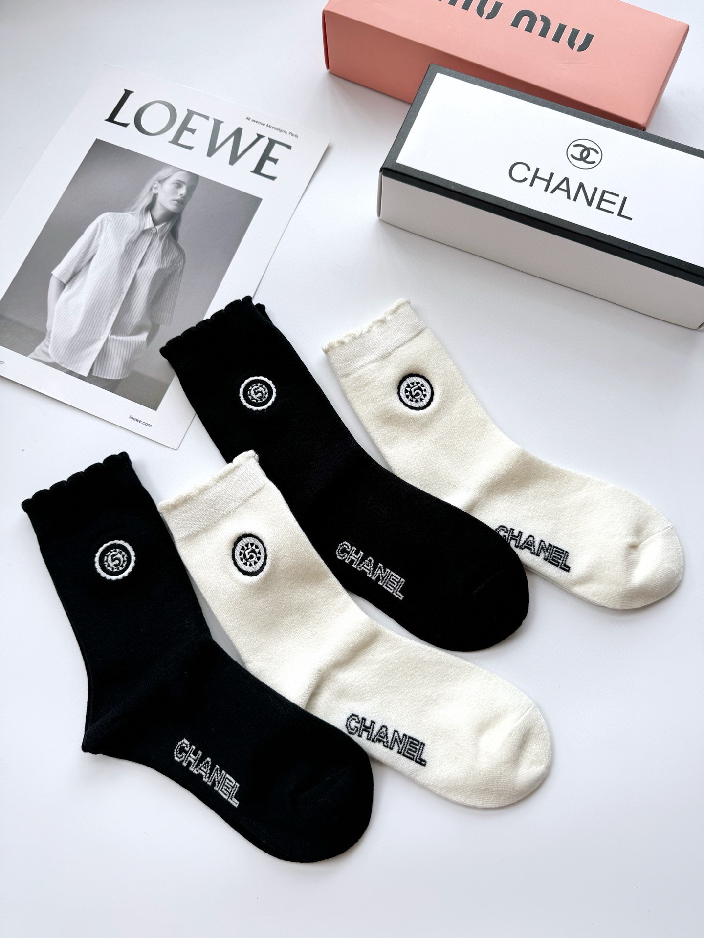  配包装
🌟【一盒4双】
🌟Chanel 香奈儿 经典字母 logo羊绒 中筒袜  ！超级软糯亲肤！
🌟