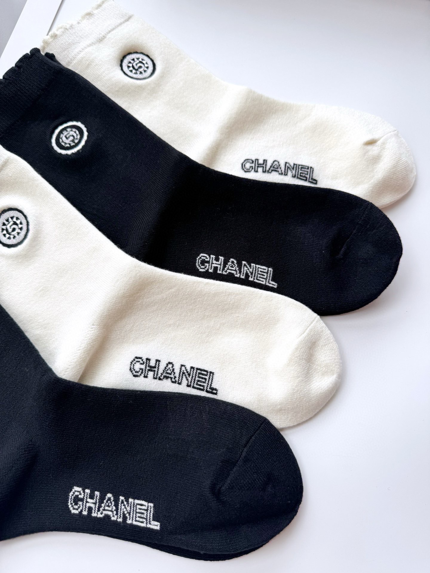 配包装
🌟【一盒4双】
🌟Chanel 香奈儿 经典字母 logo羊绒 中筒袜  ！超级软糯亲肤！
🌟
