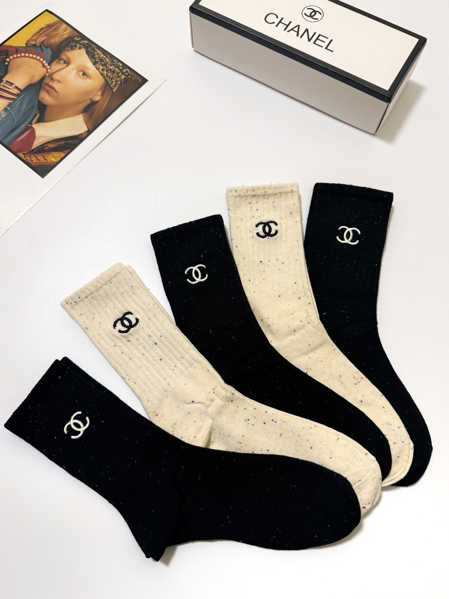  配包装
🌟【一盒5 双】
 🌟Chanel 香奈儿 经典字母刺绣logo 纯棉中筒袜   ，ins超火