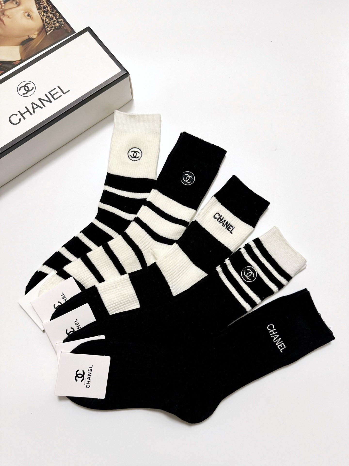  配包装
🌟【一盒5 双】
 🌟Chanel 香奈儿 经典字母刺绣logo 纯棉中筒袜   ，ins超火