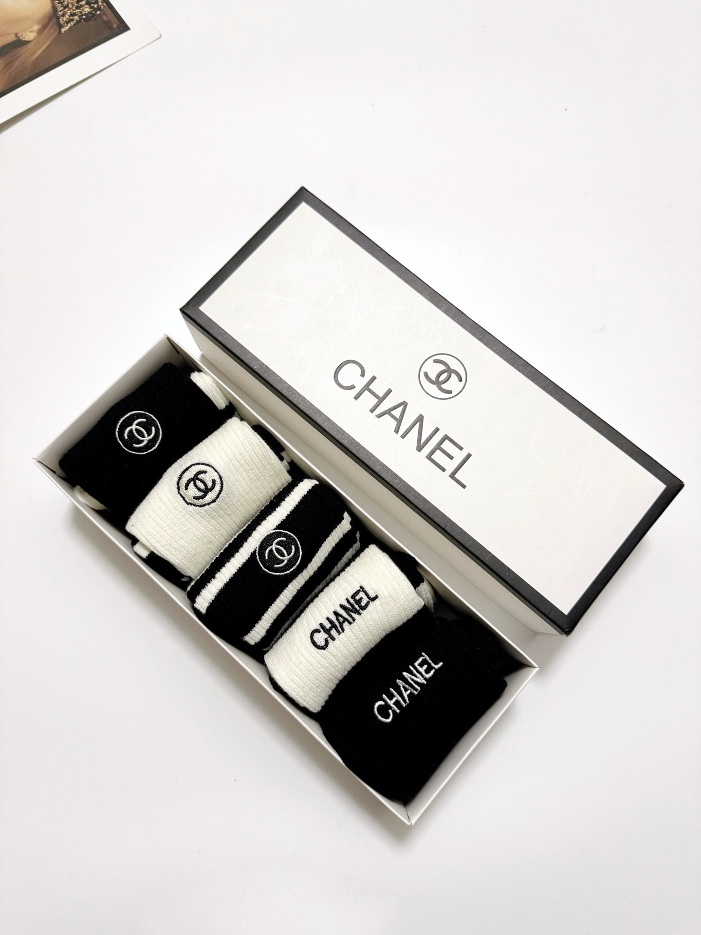  配包装
🌟【一盒5 双】
 🌟Chanel 香奈儿 经典字母刺绣logo 纯棉中筒袜   ，ins超火