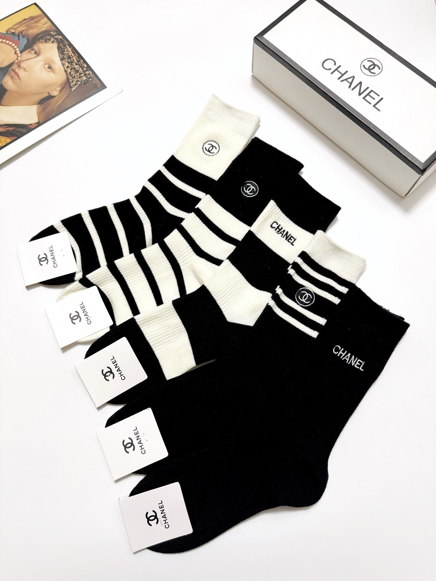  配包装
🌟【一盒5 双】
 🌟Chanel 香奈儿 经典字母刺绣logo 纯棉中筒袜   ，ins超火