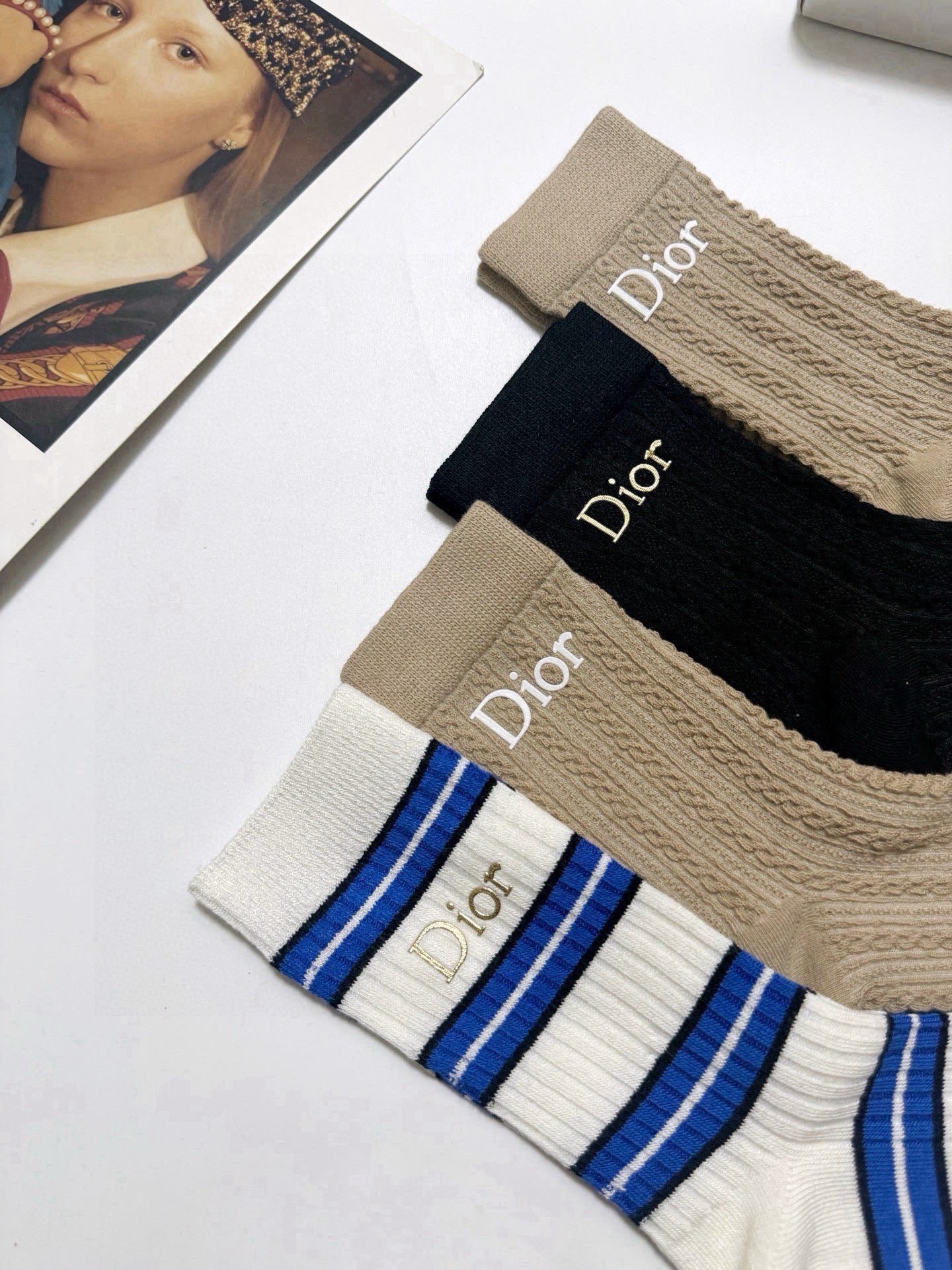  配包装
🌟【一盒4双】
🌟Dior 迪奥 经典字母 logo 纯棉 中筒袜  ！超级软糯亲肤！
🌟in