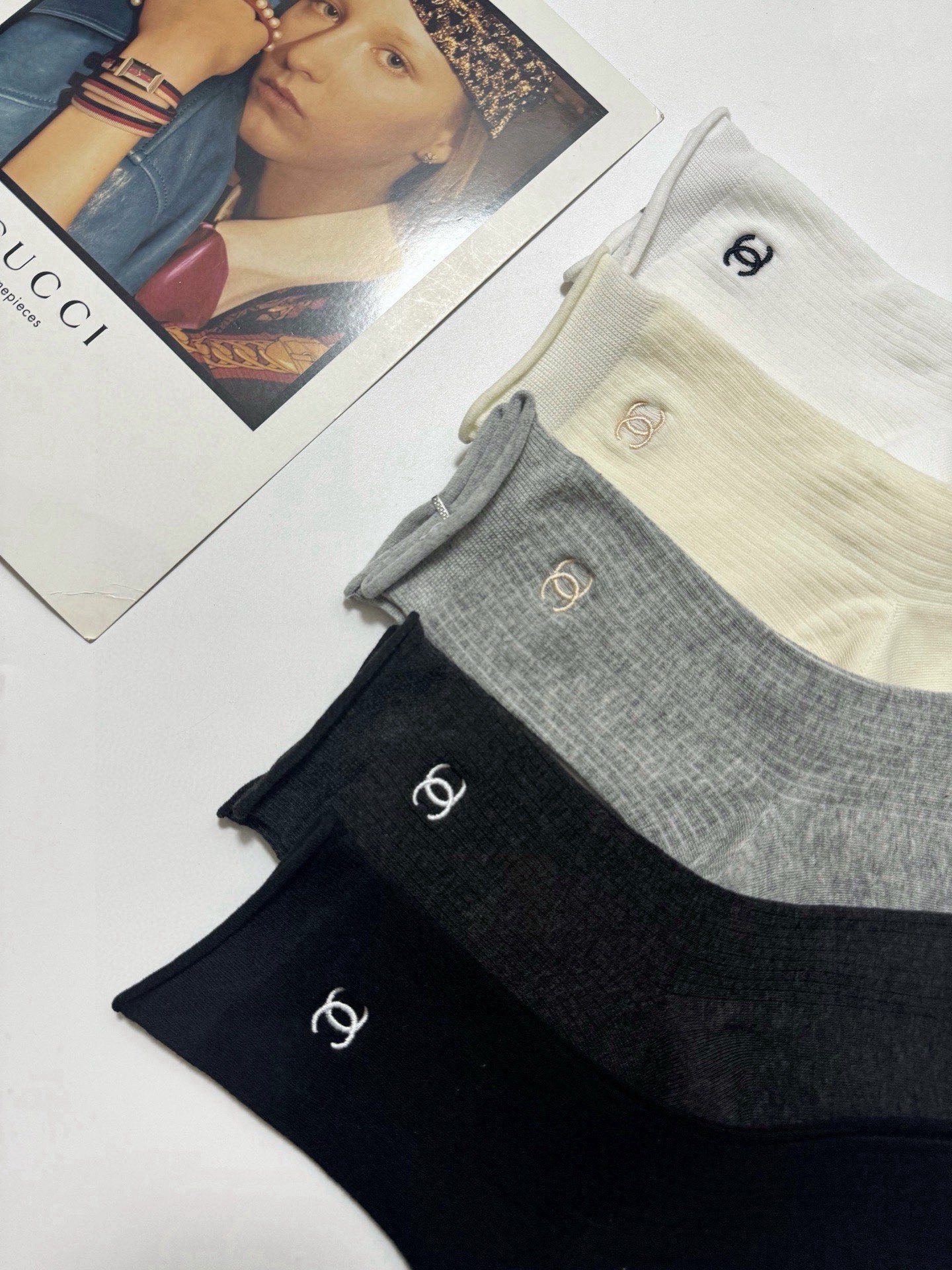  配包装
🌟【一盒5 双】
 🌟Chanel 香奈儿 经典字母logo 双C刺绣中筒袜   ，ins超火