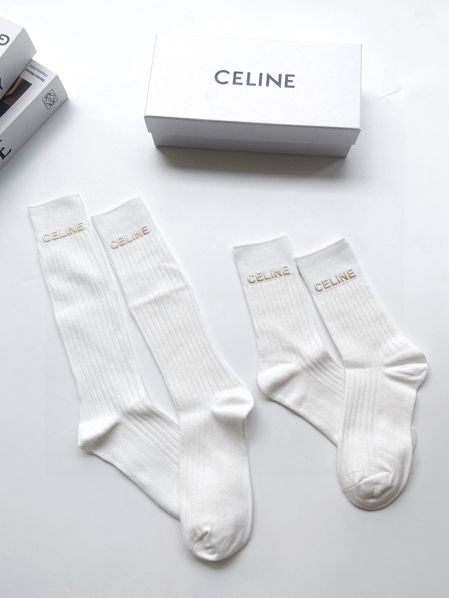  配包装
🌟【一盒2 双】
🌟Celine 赛琳 经典字母logo 纯棉中筒袜 小腿袜 
🌟ins爆款！