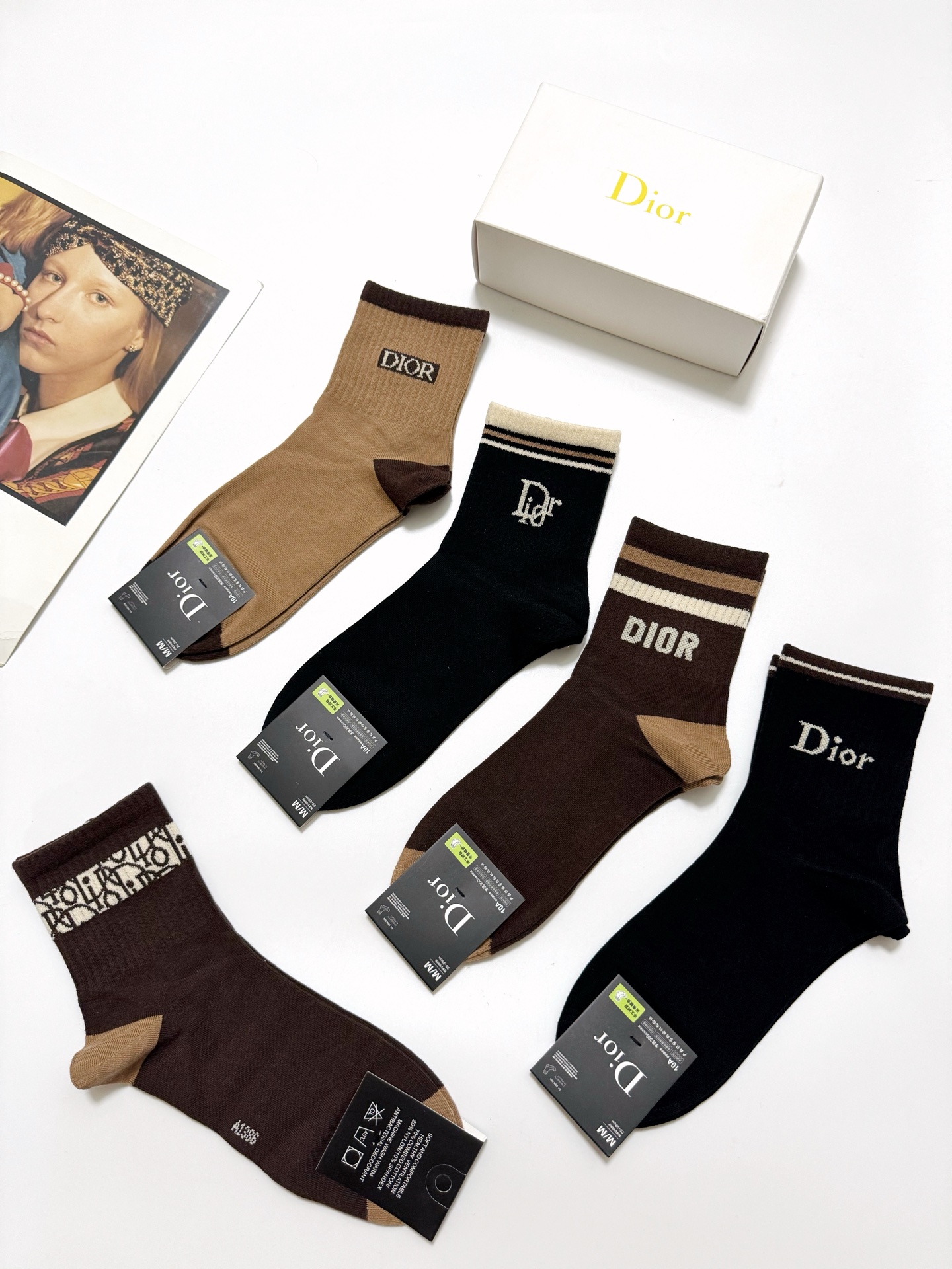  配包装
🌟【一盒5 双】
 🌟Dior 迪奥 经典字母logo 纯棉中筒袜   ，ins超火爆短袜，纯