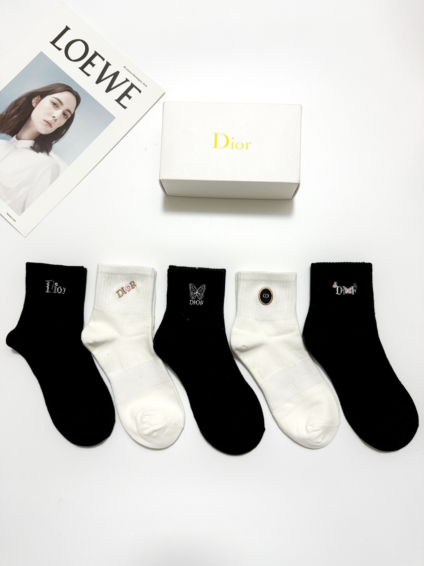  配包装
🌟【一盒5双】
 🌟Dior 迪奥 欧美潮牌 经典刺绣字母logo 中筒袜  ，ins超火爆纯