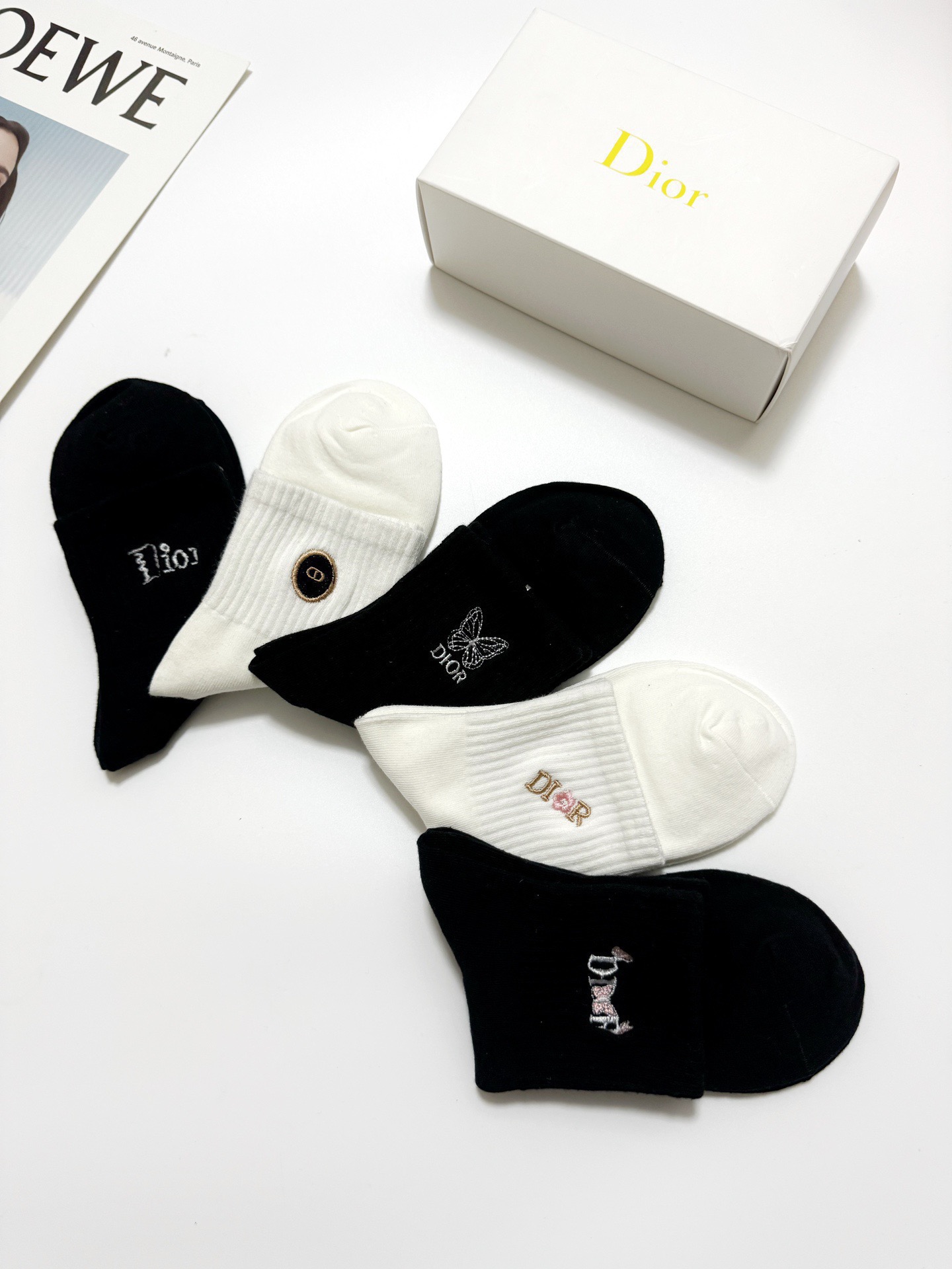  配包装
🌟【一盒5双】
 🌟Dior 迪奥 欧美潮牌 经典刺绣字母logo 中筒袜  ，ins超火爆纯