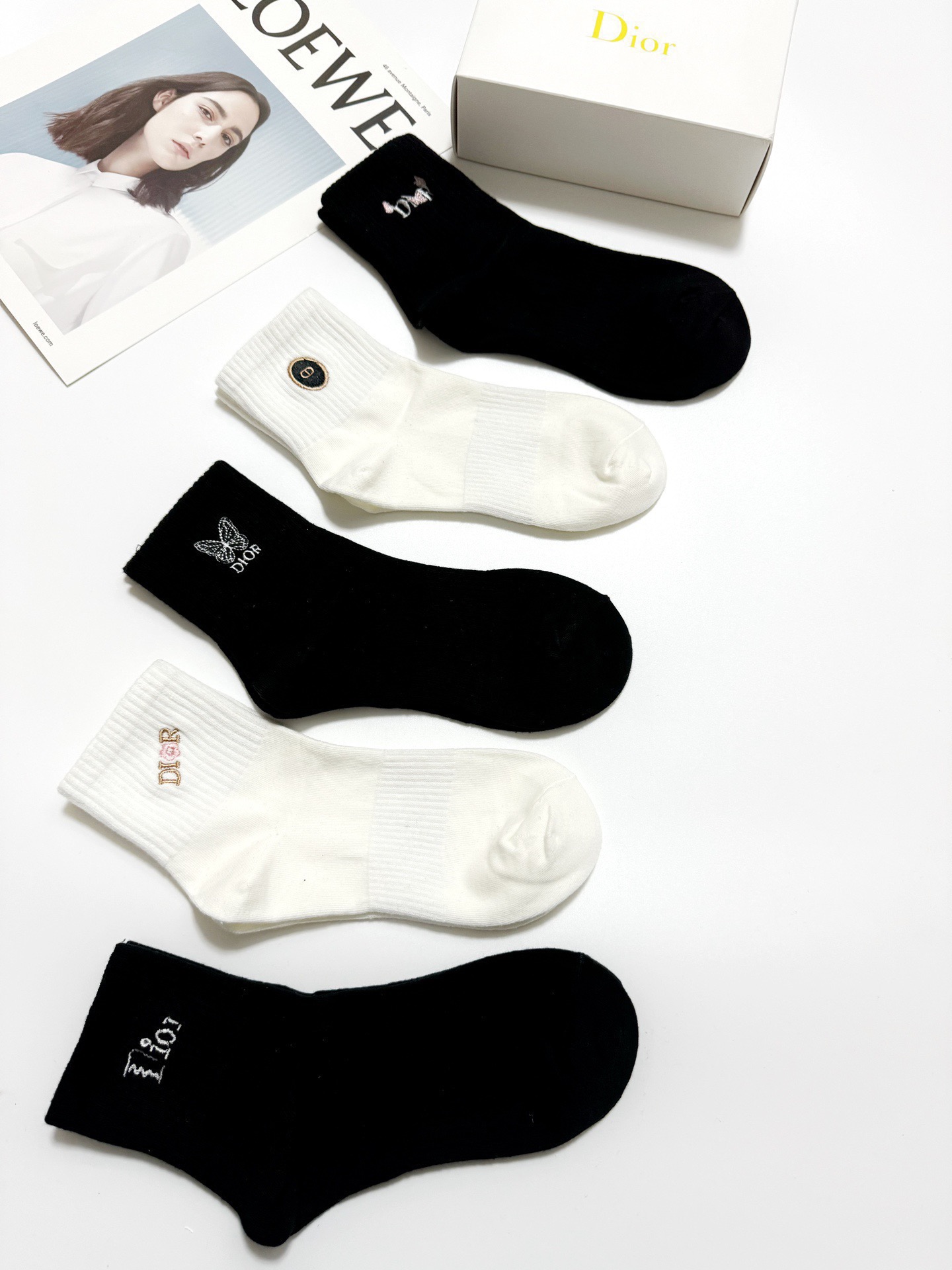  配包装
🌟【一盒5双】
 🌟Dior 迪奥 欧美潮牌 经典刺绣字母logo 中筒袜  ，ins超火爆纯
