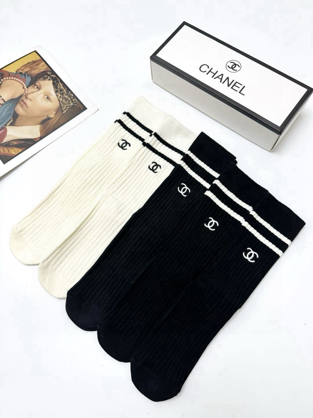  配包装
🌟【一盒5 双】
🌟Chanel 香奈儿 经典字母 logo 刺绣 直板 中筒袜  。超级软糯