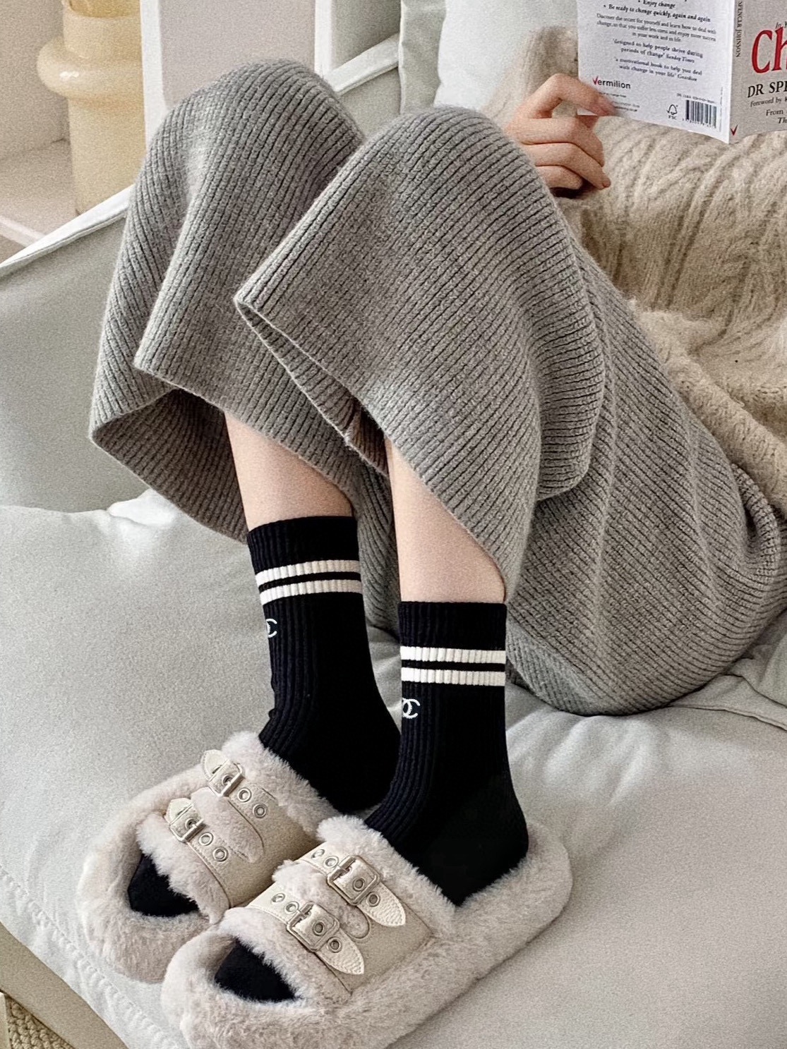  配包装
🌟【一盒5 双】
🌟Chanel 香奈儿 经典字母 logo 刺绣 直板 中筒袜  。超级软糯