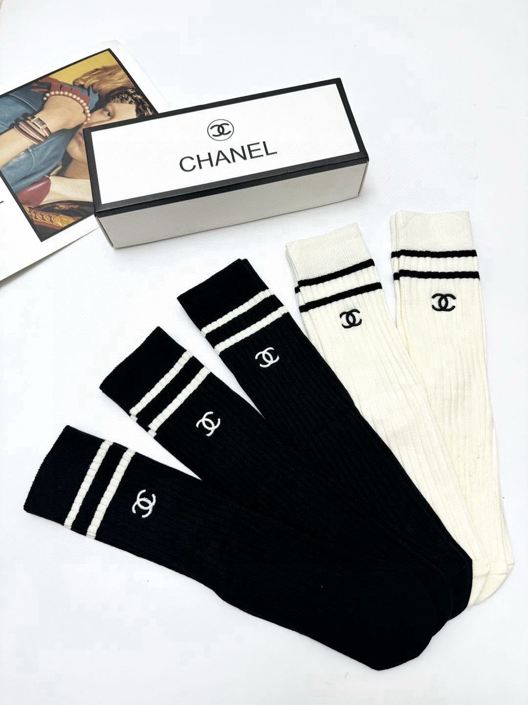  配包装
🌟【一盒5 双】
🌟Chanel 香奈儿 经典字母 logo 刺绣 直板 中筒袜  。超级软糯