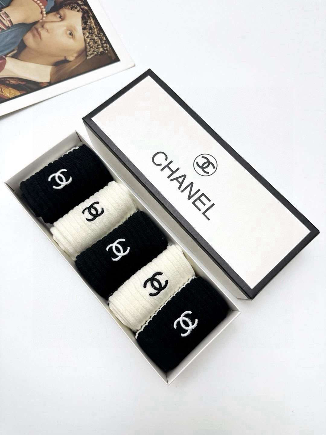  配包装
🌟【一盒5 双】
🌟Chanel 香奈儿 经典字母 logo 刺绣 直板 中筒袜  。超级软糯