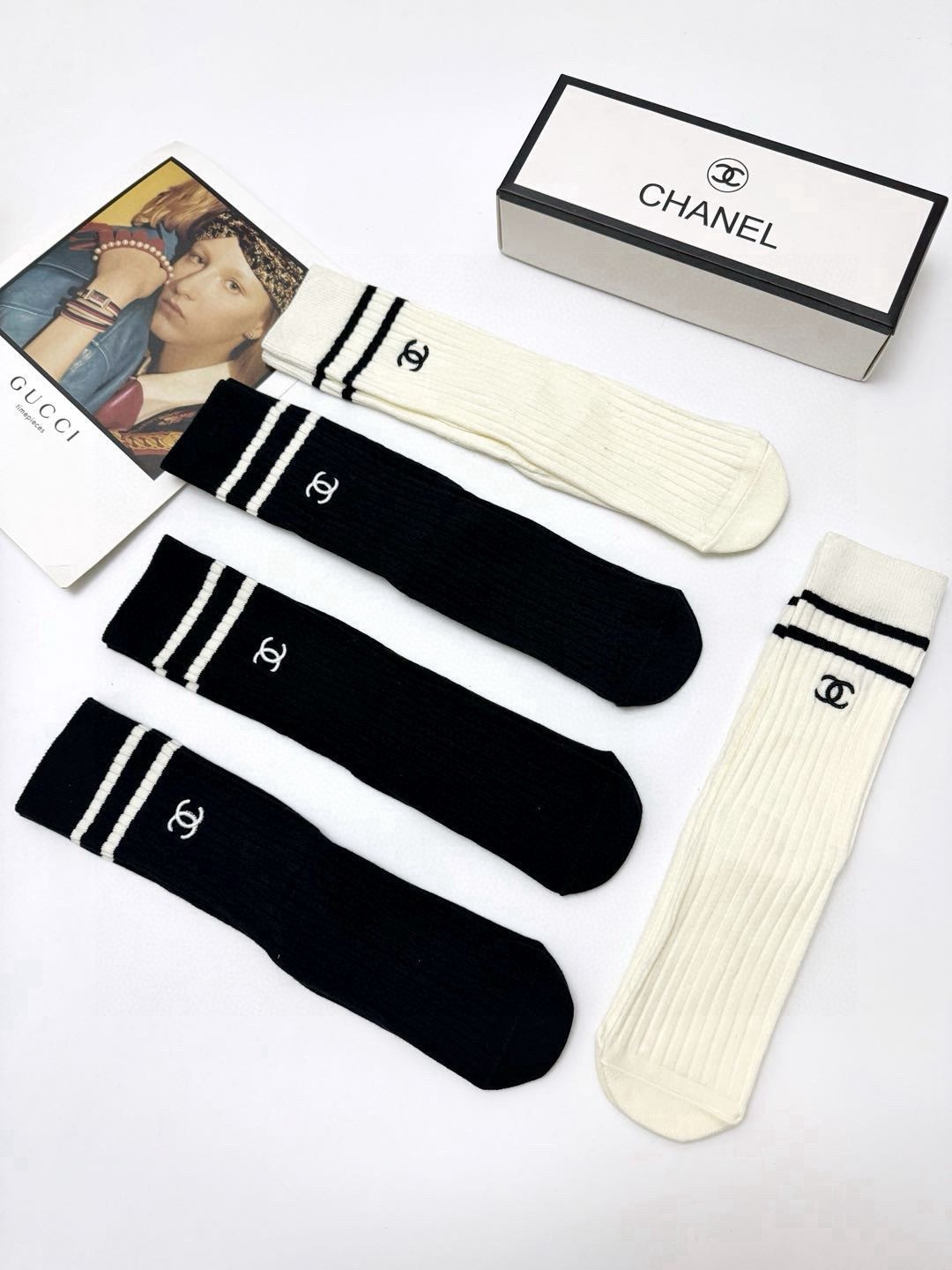  配包装
🌟【一盒5 双】
🌟Chanel 香奈儿 经典字母 logo 刺绣 直板 中筒袜  。超级软糯