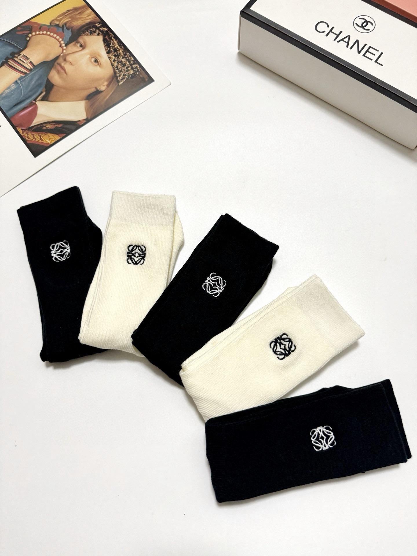  配包装
🌟【一盒5 双】
🌟罗意威 经典字母 logo 刺绣 直板 中筒袜  。超级软糯亲肤！保暖又时