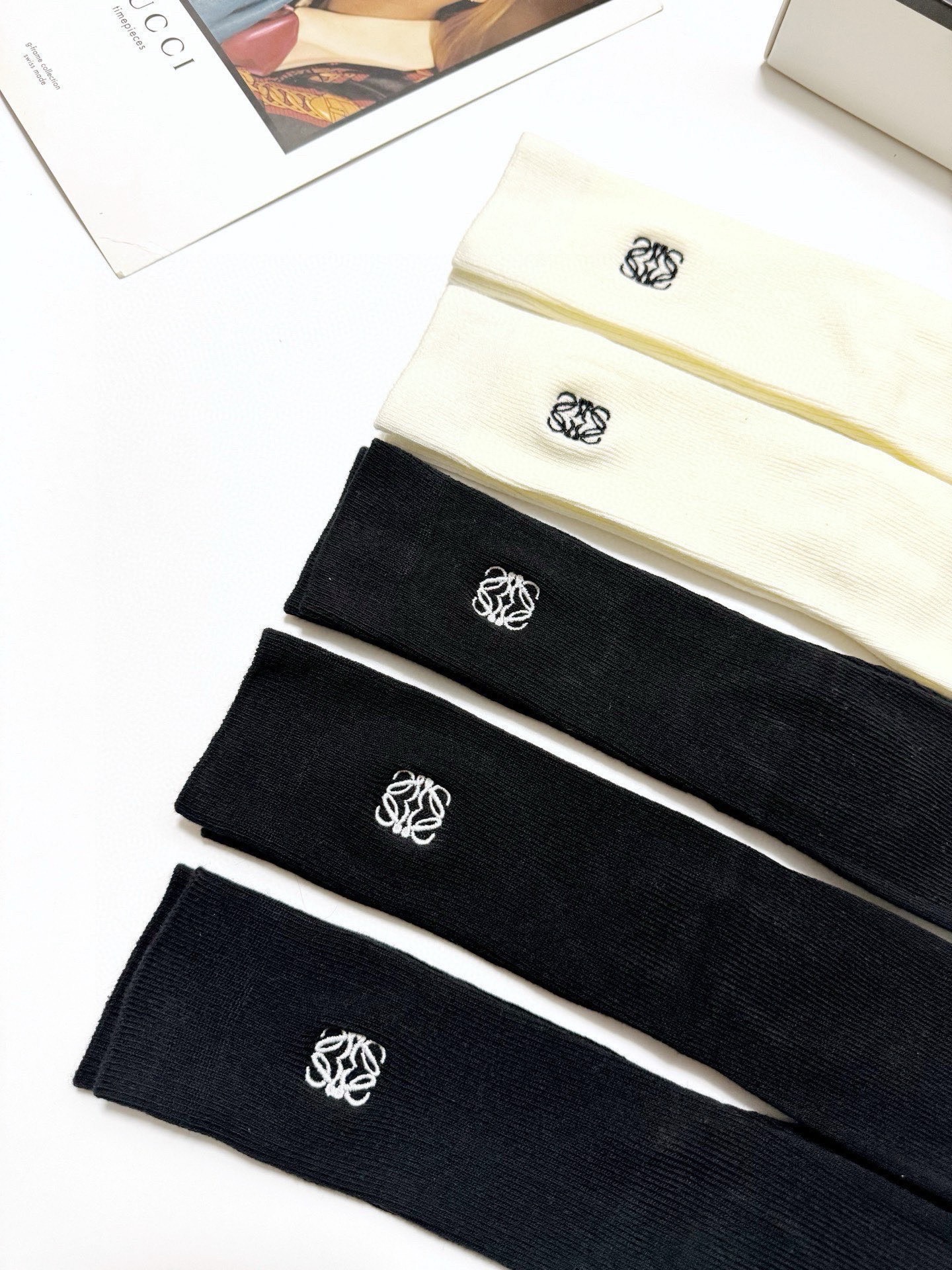  配包装
🌟【一盒5 双】
🌟罗意威 经典字母 logo 刺绣 直板 中筒袜  。超级软糯亲肤！保暖又时