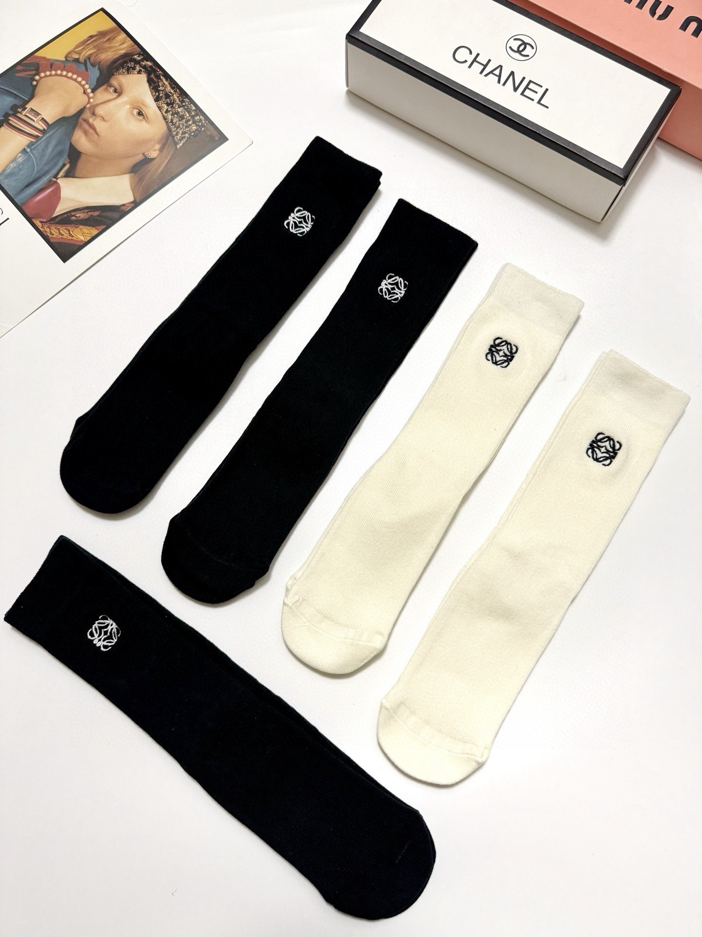  配包装
🌟【一盒5 双】
🌟罗意威 经典字母 logo 刺绣 直板 中筒袜  。超级软糯亲肤！保暖又时