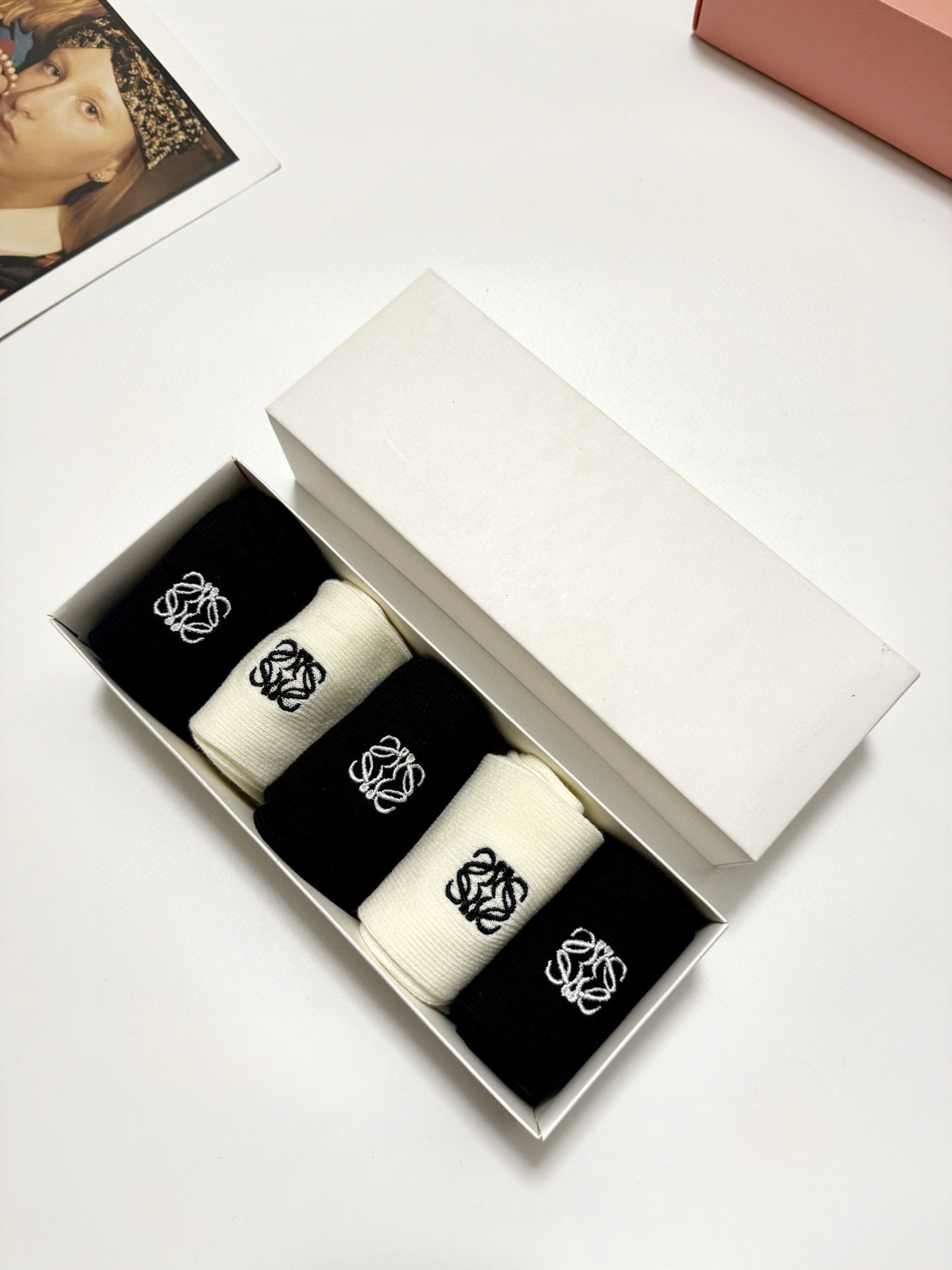  配包装
🌟【一盒5 双】
🌟罗意威 经典字母 logo 刺绣 直板 中筒袜  。超级软糯亲肤！保暖又时