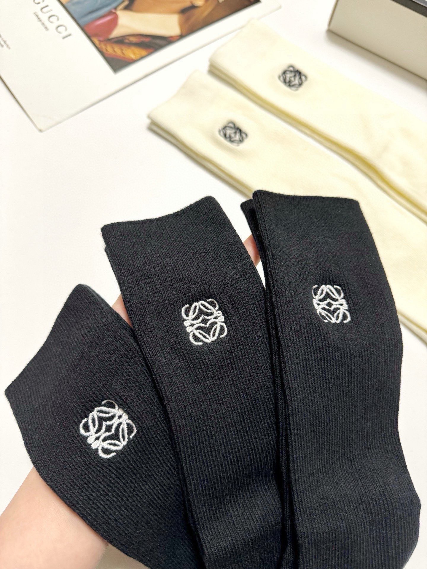  配包装
🌟【一盒5 双】
🌟罗意威 经典字母 logo 刺绣 直板 中筒袜  。超级软糯亲肤！保暖又时
