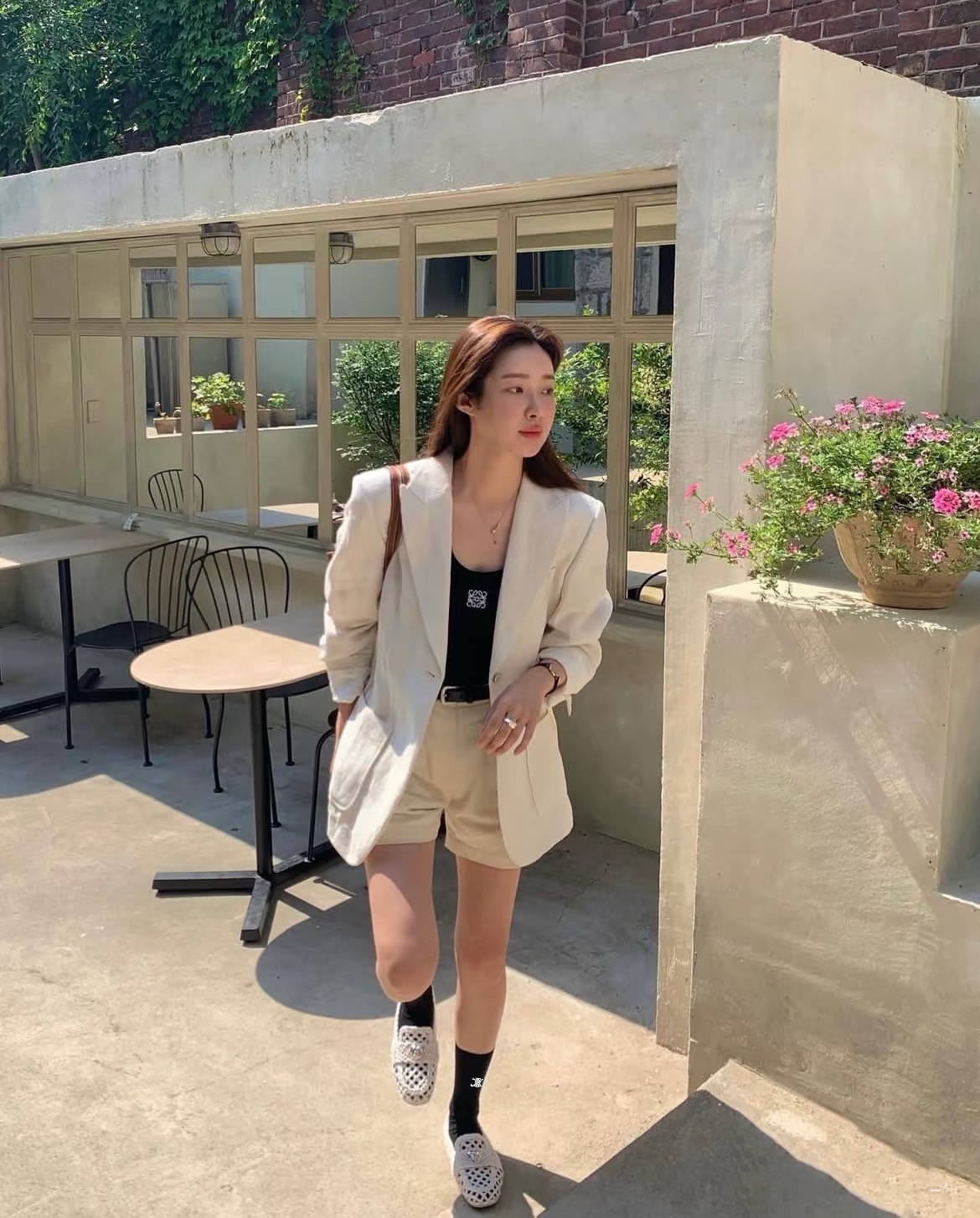  配包装
🌟【一盒5 双】
🌟Celine 赛琳 经典字母 logo 刺绣 直板 中筒袜  。超级软糯亲