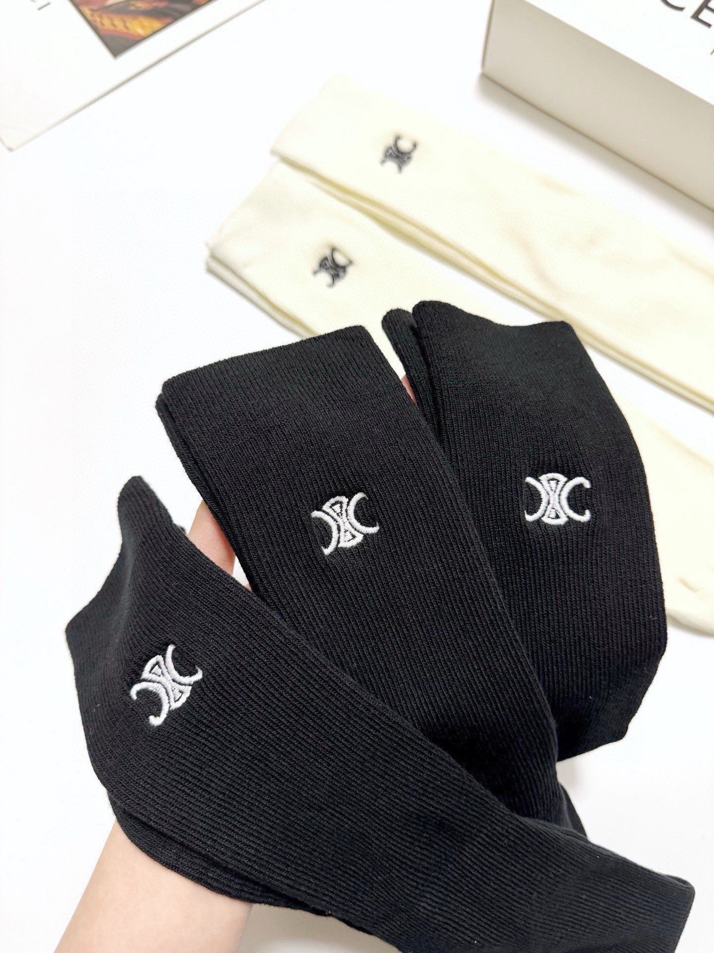  配包装
🌟【一盒5 双】
🌟Celine 赛琳 经典字母 logo 刺绣 直板 中筒袜  。超级软糯亲