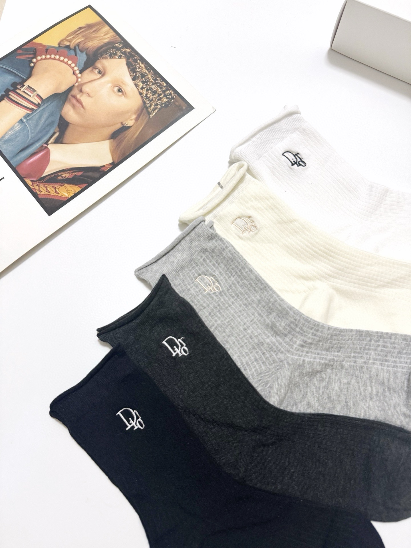  配包装
🌟【一盒5 双】
 🌟Dior 迪奥 经典字母logo 纯棉中筒袜 ，ins超火爆空调袜，纯棉