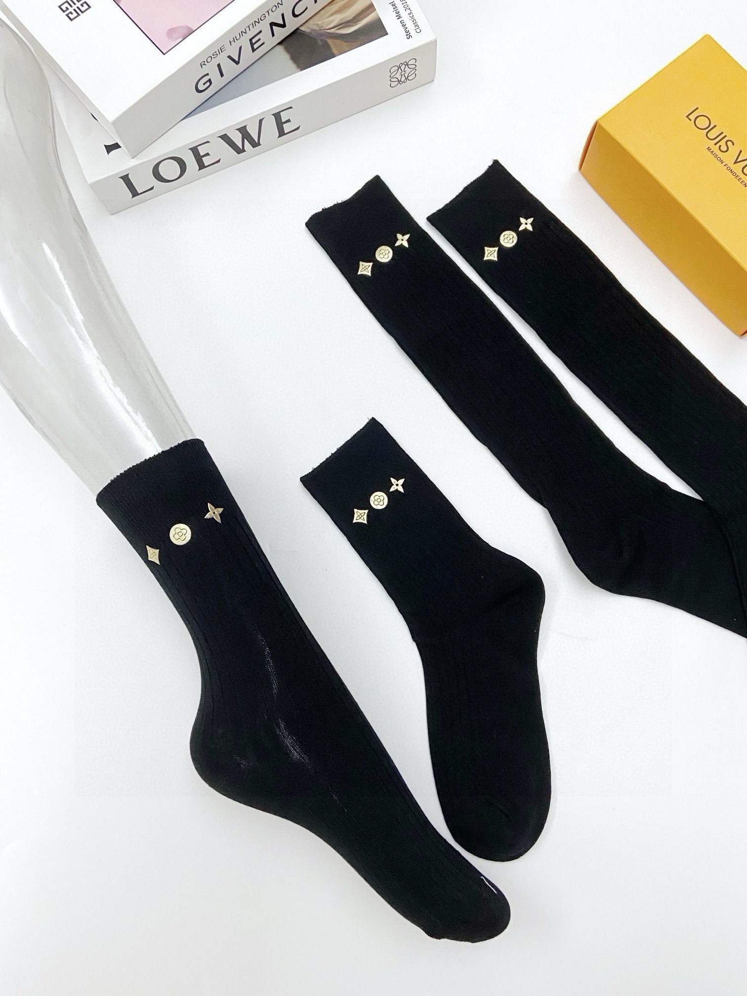  配包装
🌟【一盒2双】
🌟LV 路易威登 经典logo重工中筒袜  长筒袜 小腿袜
🌟ins爆款！专柜
