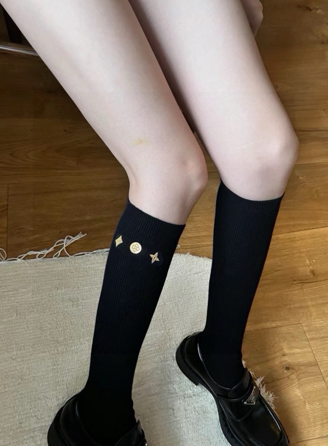  配包装
🌟【一盒2双】
🌟LV 路易威登 经典logo重工中筒袜  长筒袜 小腿袜
🌟ins爆款！专柜