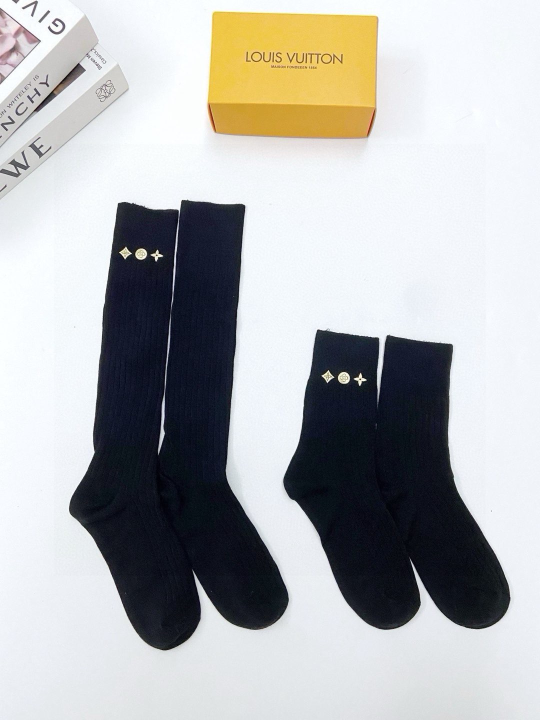  配包装
🌟【一盒2双】
🌟LV 路易威登 经典logo重工中筒袜  长筒袜 小腿袜
🌟ins爆款！专柜