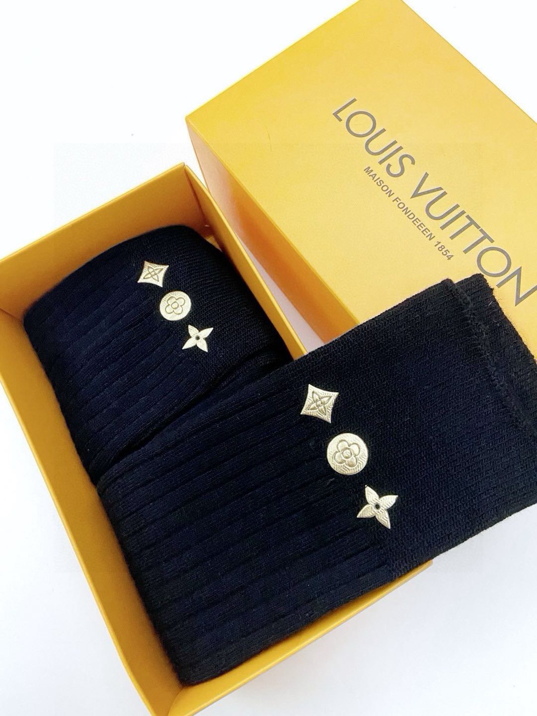  配包装
🌟【一盒2双】
🌟LV 路易威登 经典logo重工中筒袜  长筒袜 小腿袜
🌟ins爆款！专柜