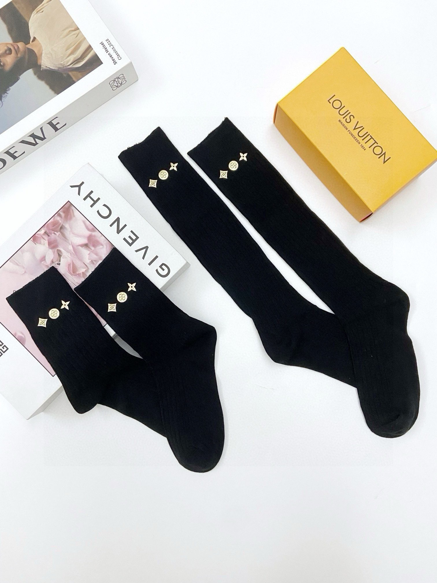  配包装
🌟【一盒2双】
🌟LV 路易威登 经典logo重工中筒袜  长筒袜 小腿袜
🌟ins爆款！专柜
