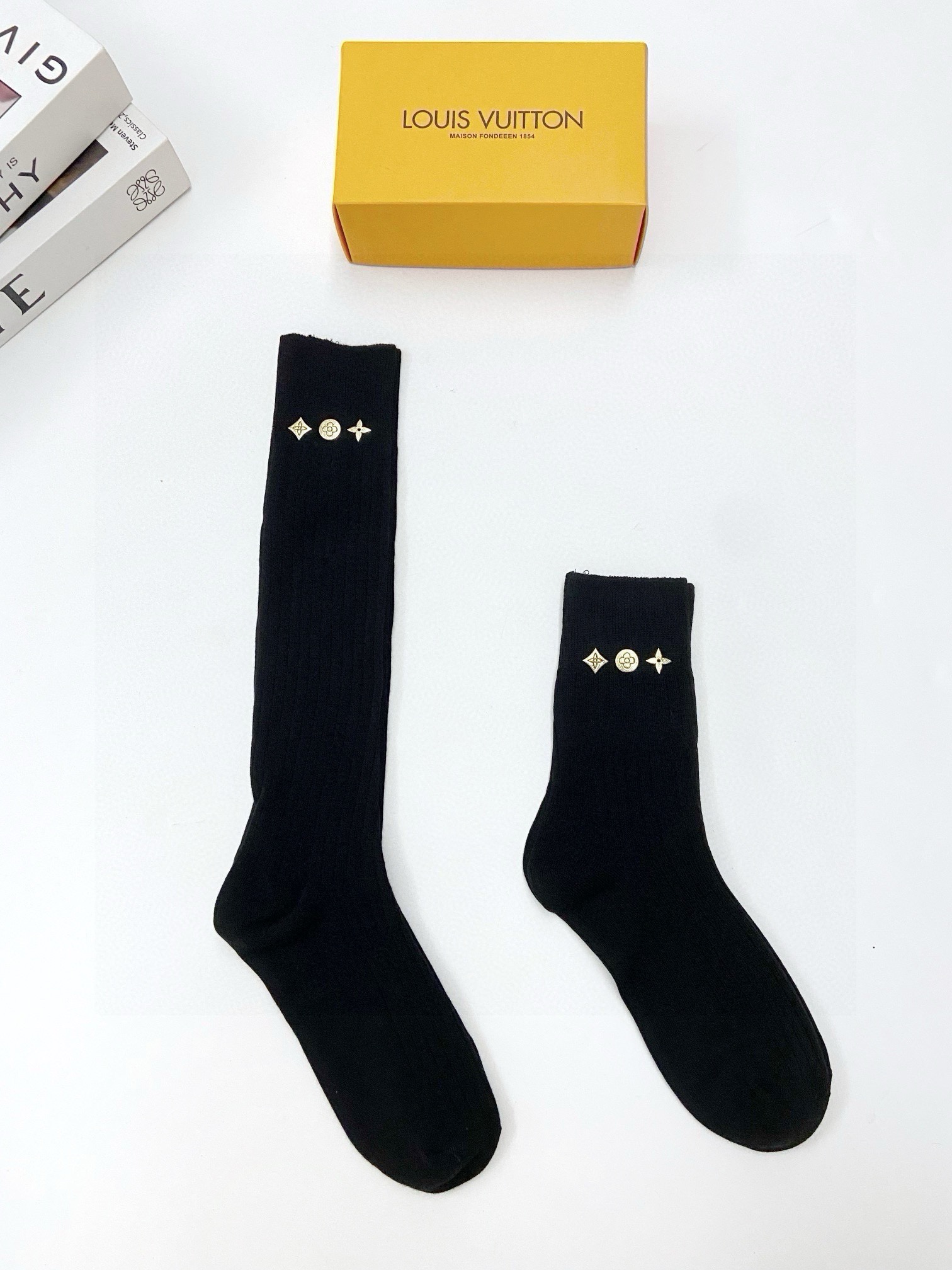  配包装
🌟【一盒2双】
🌟LV 路易威登 经典logo重工中筒袜  长筒袜 小腿袜
🌟ins爆款！专柜