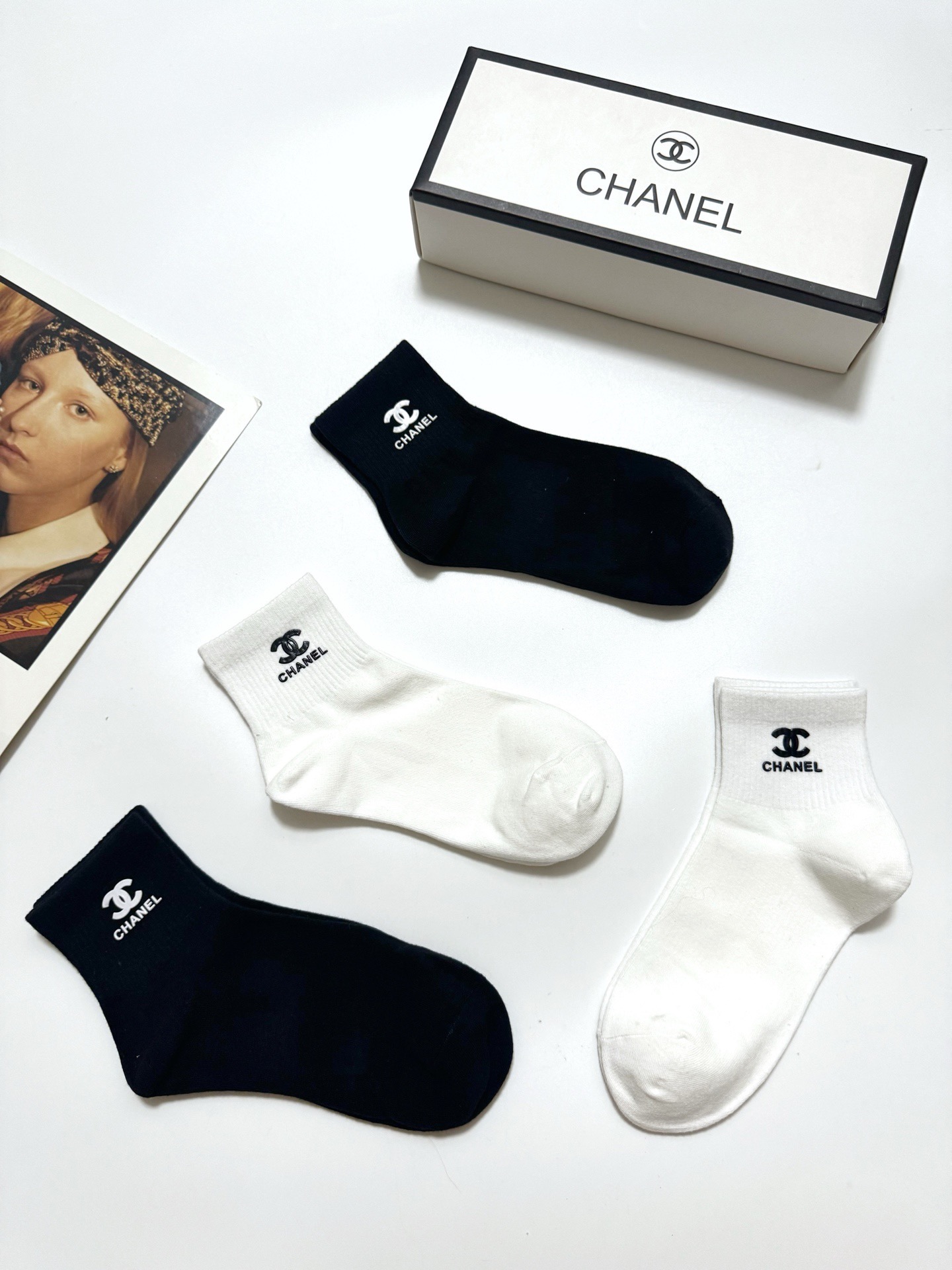  配包装
🌟【一盒4双】
🌟Chanel 香奈儿 经典字母logo 纯棉短筒袜 经典纯色短袜
🌟ins爆