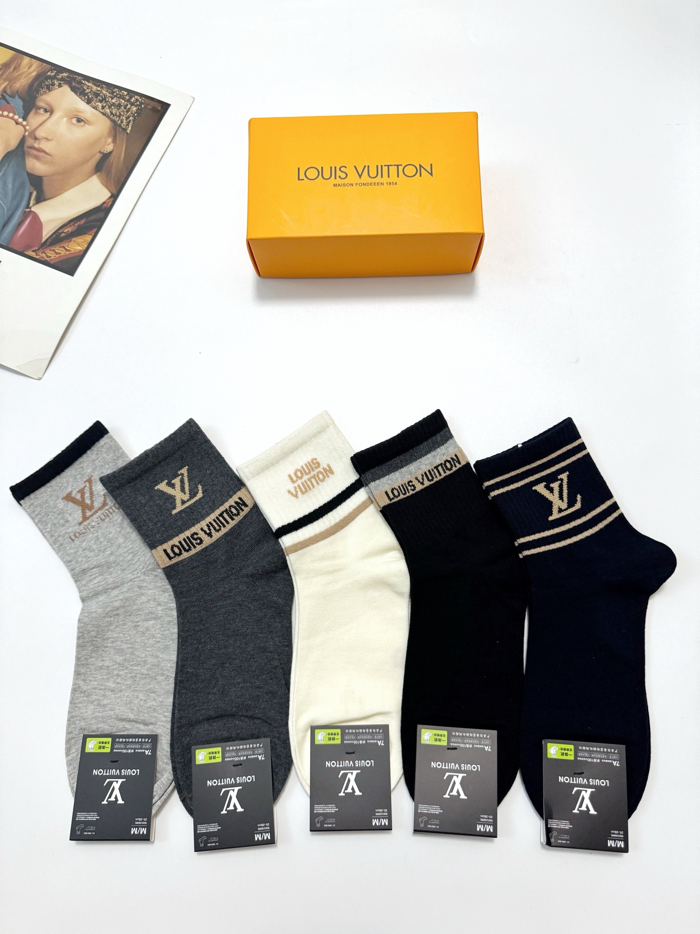  配包装
🌟【一盒5 双】
 🌟LV 路易威登 经典字母logo 纯棉短筒袜   ，ins超火爆中筒袜 