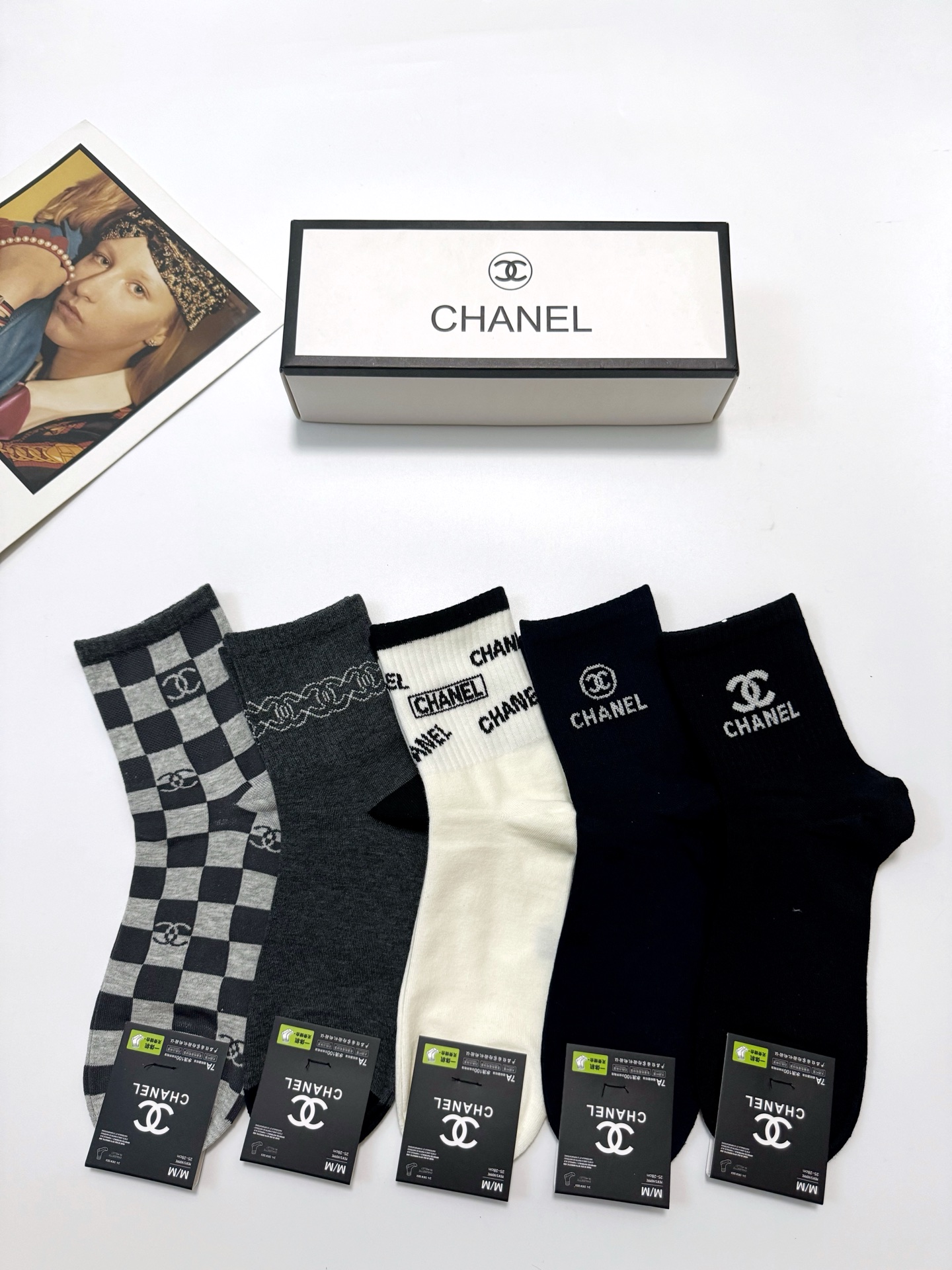  配包装
🌟【一盒5 双】
 🌟Chanel 香奈儿 经典字母logo 纯棉短筒袜   ，ins超火爆中