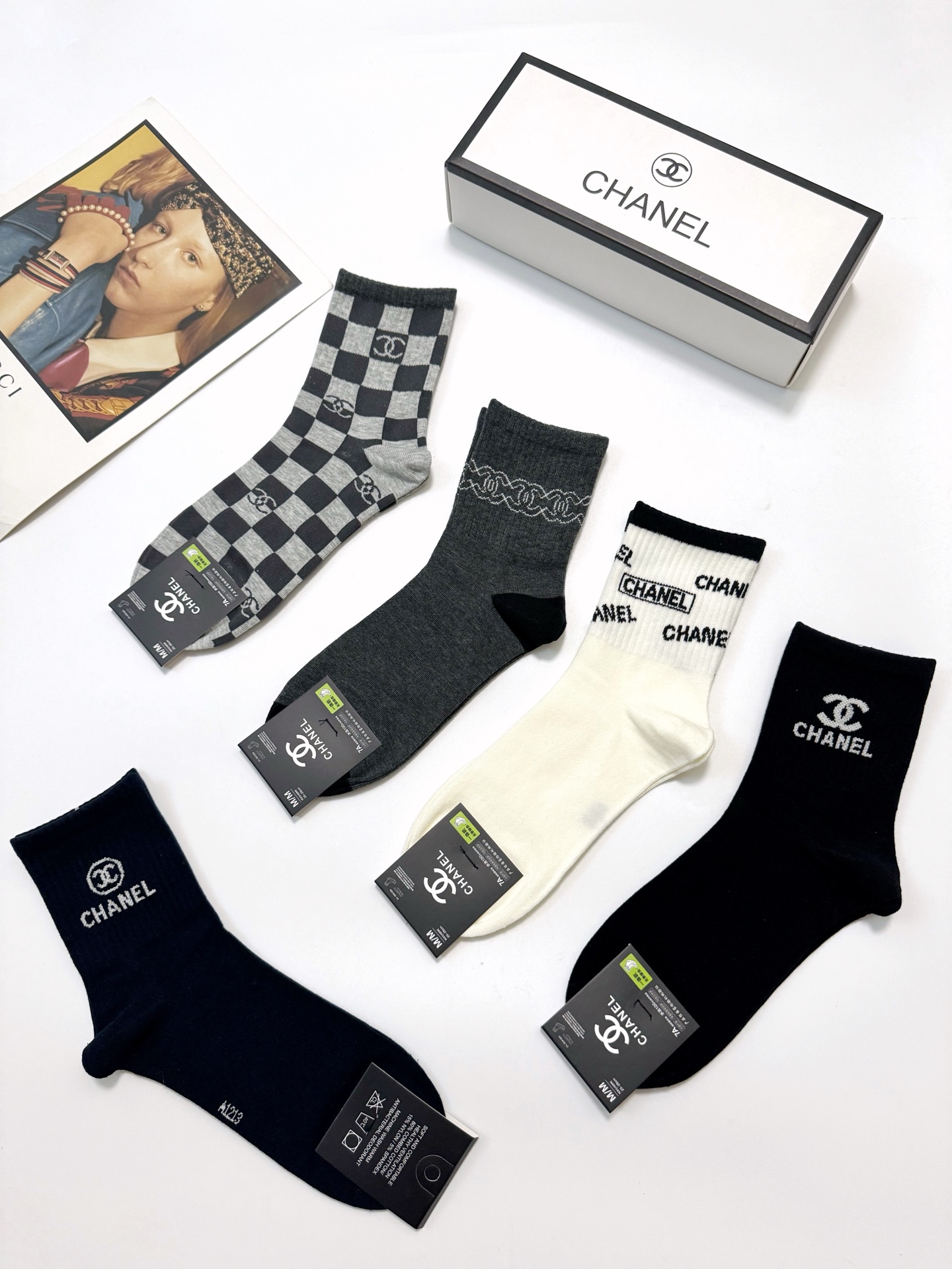  配包装
🌟【一盒5 双】
 🌟Chanel 香奈儿 经典字母logo 纯棉短筒袜   ，ins超火爆中
