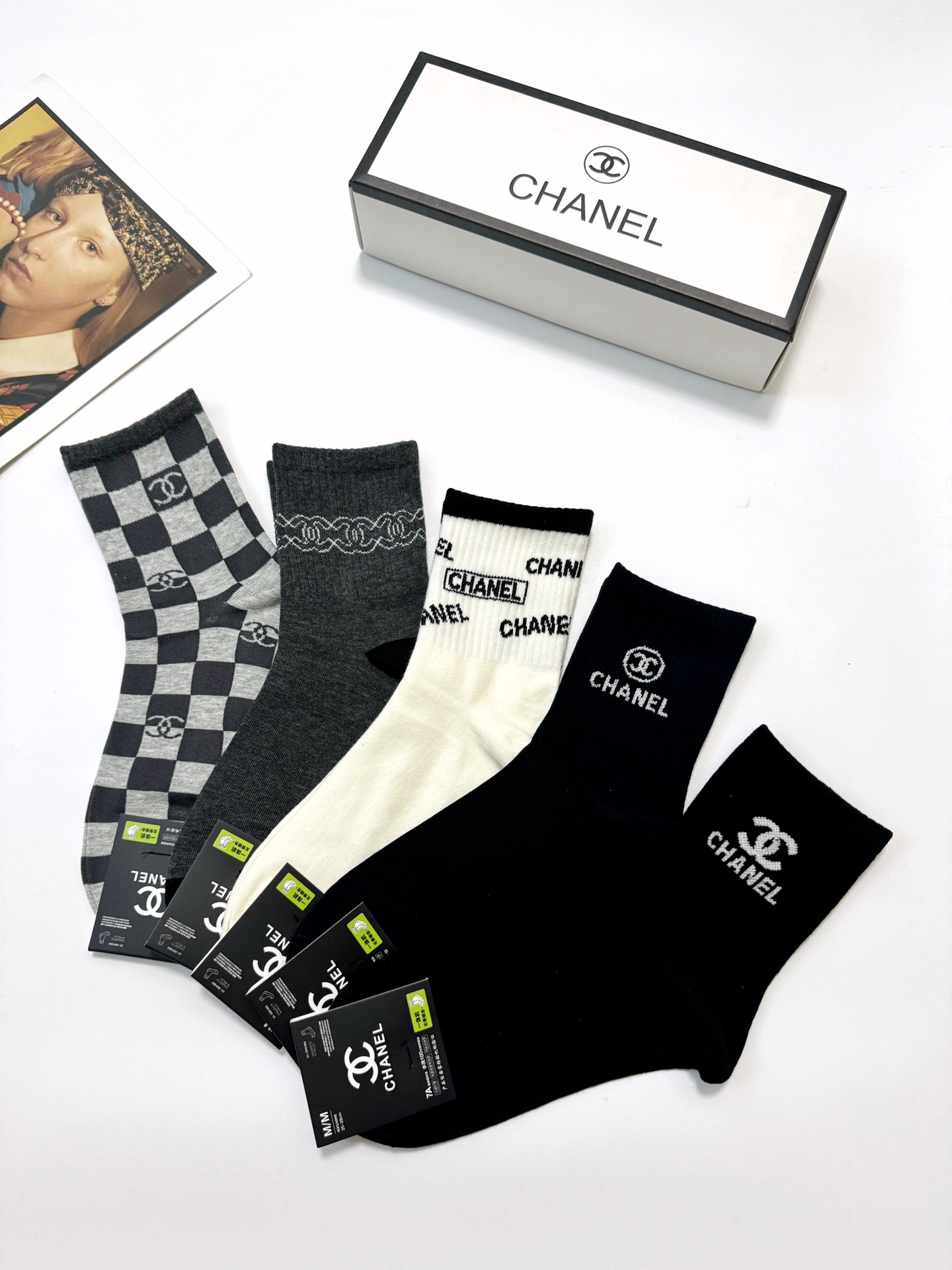 配包装
🌟【一盒5 双】
 🌟Chanel 香奈儿 经典字母logo 纯棉短筒袜   ，ins超火爆中