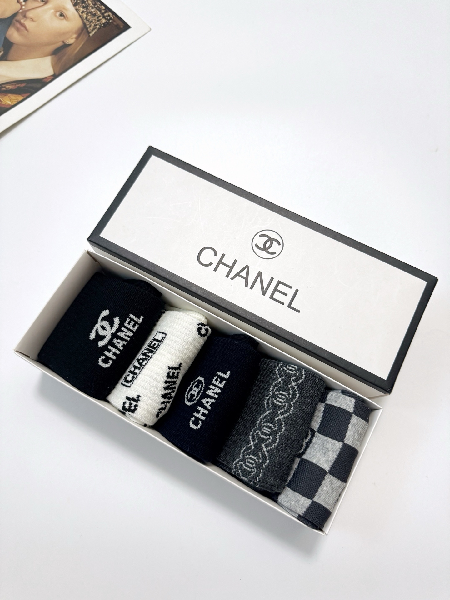  配包装
🌟【一盒5 双】
 🌟Chanel 香奈儿 经典字母logo 纯棉短筒袜   ，ins超火爆中