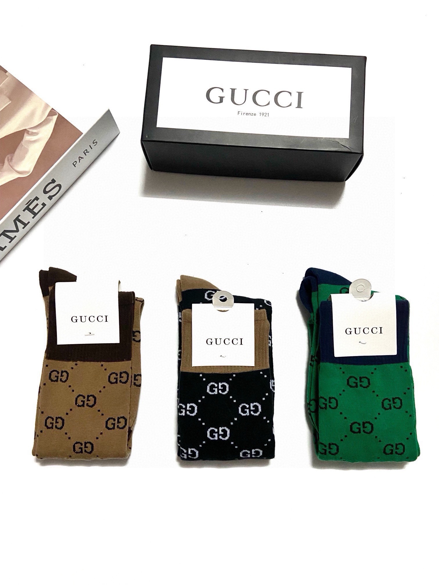  配包装
🌟【一盒3 双】
🌟Gucci  古奇 爆款双G字母 长筒袜 小腿袜
。专柜同步发售ing ，