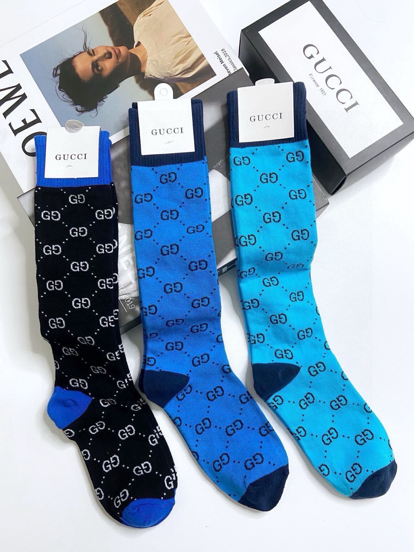  配包装
🌟【一盒3 双】
🌟Gucci  古奇 爆款双G字母 长筒袜 小腿袜
。专柜同步发售ing ，