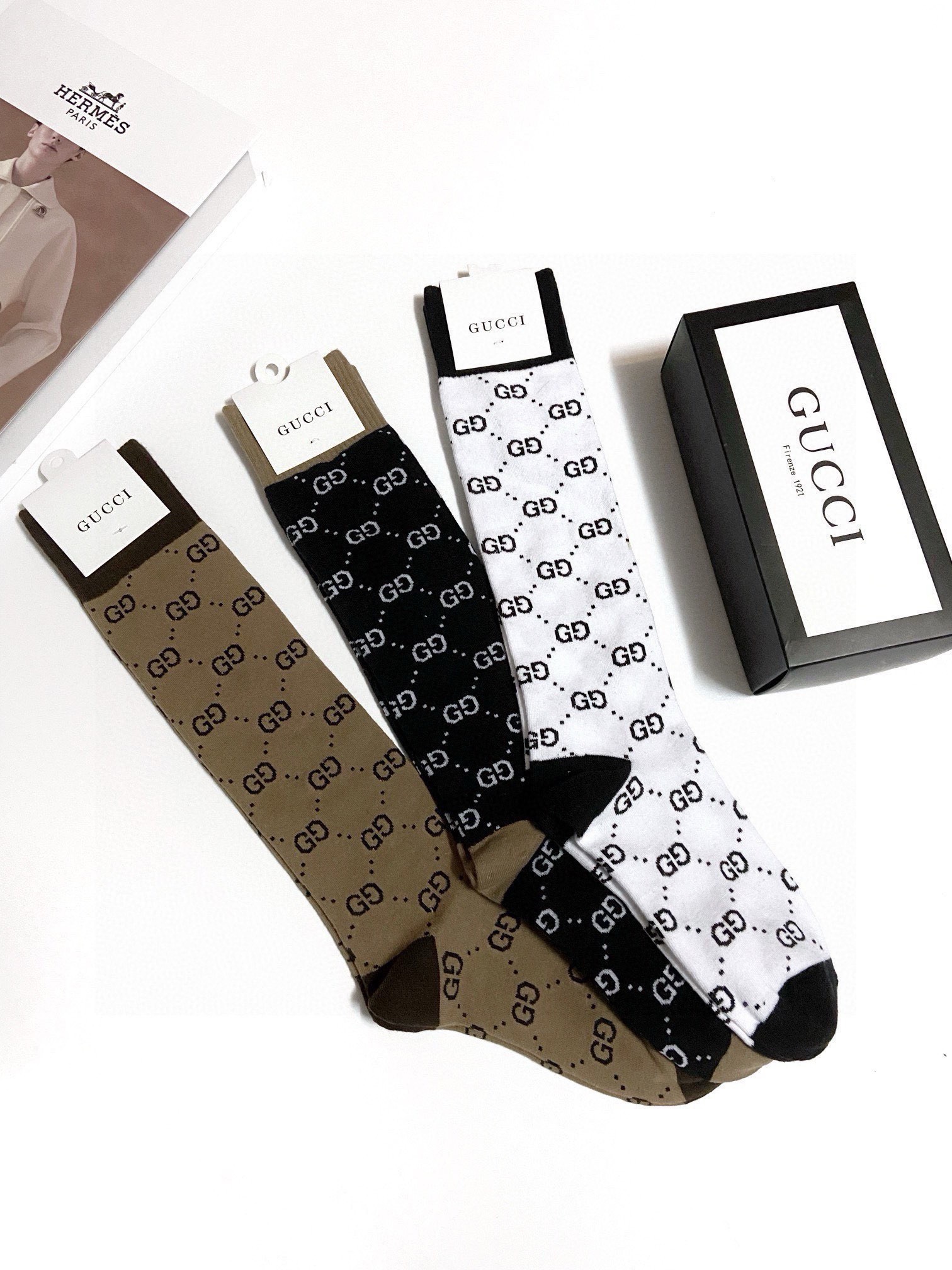  配包装
🌟【一盒3 双】
🌟Gucci  古奇 爆款双G字母 长筒袜 小腿袜
。专柜同步发售ing ，