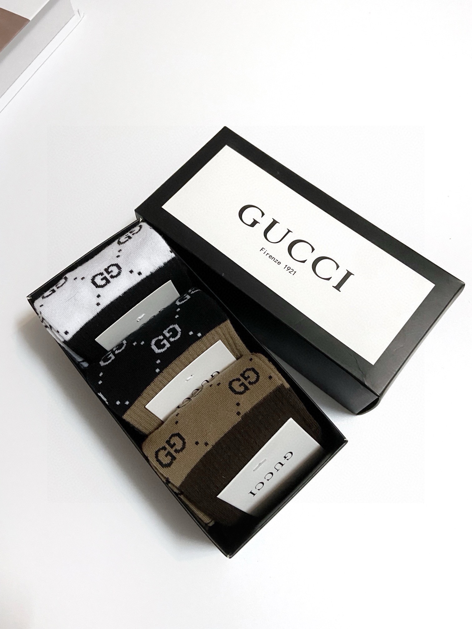 配包装
🌟【一盒3 双】
🌟Gucci  古奇 爆款双G字母 长筒袜 小腿袜
。专柜同步发售ing ，