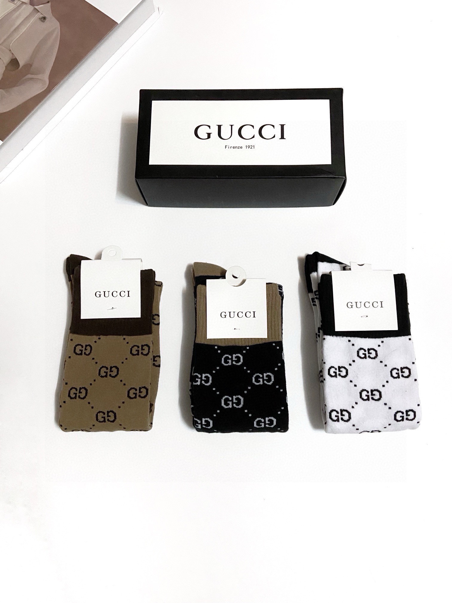  配包装
🌟【一盒3 双】
🌟Gucci  古奇 爆款双G字母 长筒袜 小腿袜
。专柜同步发售ing ，
