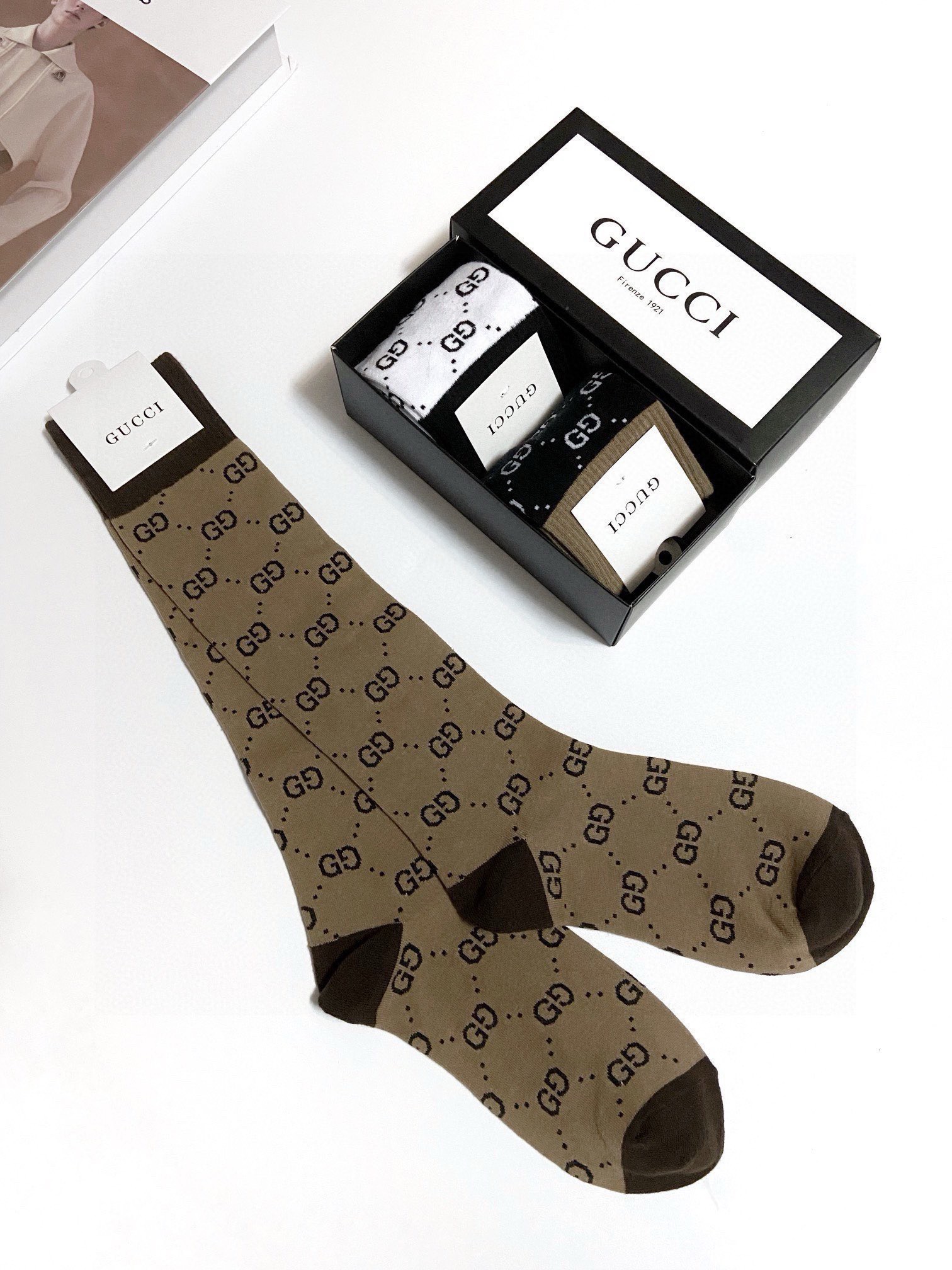  配包装
🌟【一盒3 双】
🌟Gucci  古奇 爆款双G字母 长筒袜 小腿袜
。专柜同步发售ing ，