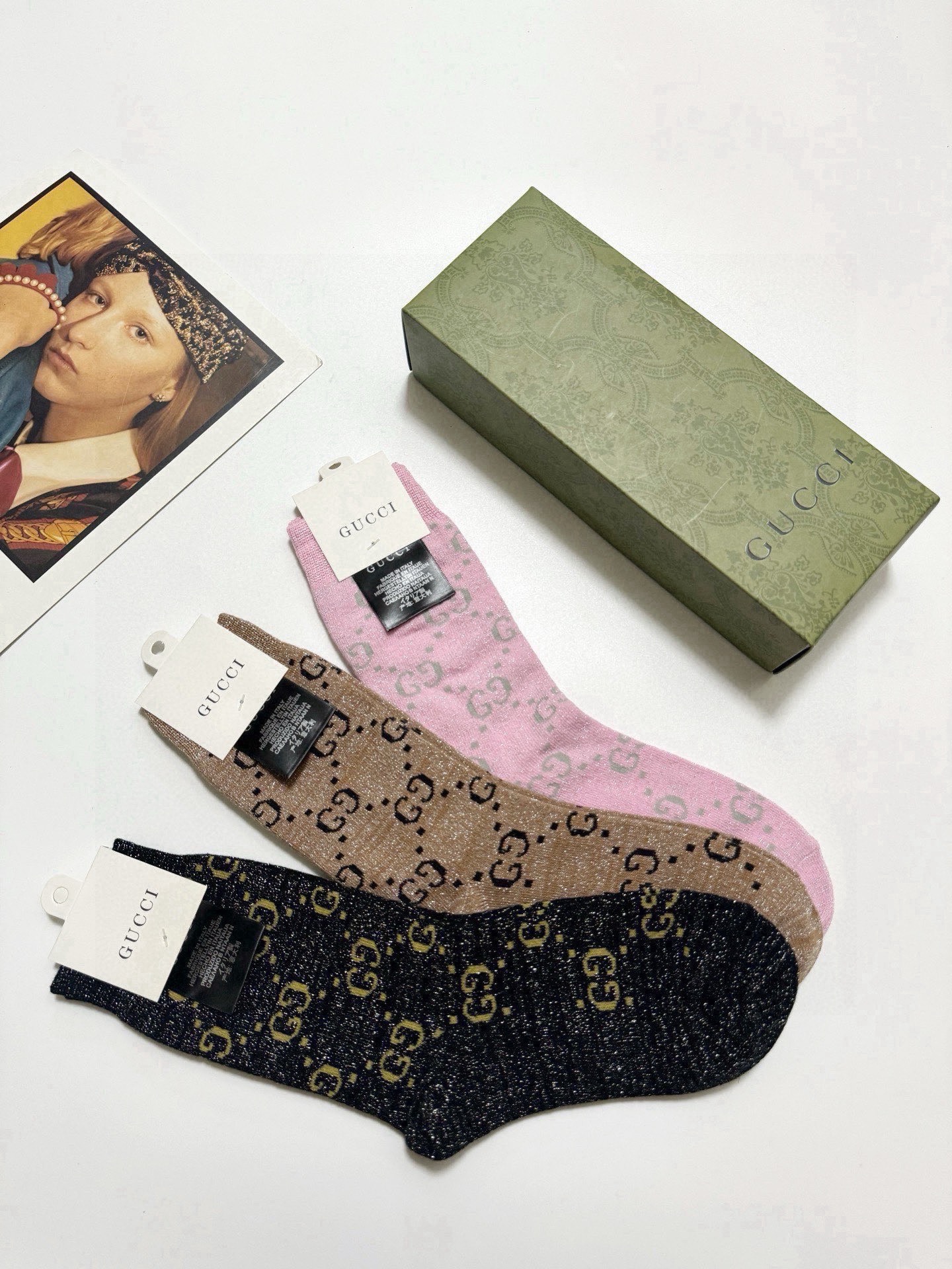  配包装
🌟【一盒3双】
🌟Gucci 古奇 爆款金银丝中筒袜 。双针 混纺金银丝材质，超完美结合，款式