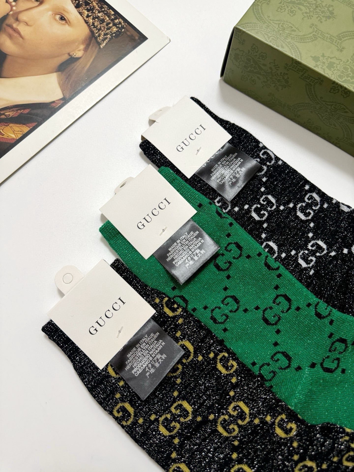  配包装
🌟【一盒3双】
🌟Gucci 古奇 爆款金银丝中筒袜 。双针 混纺金银丝材质，超完美结合，款式