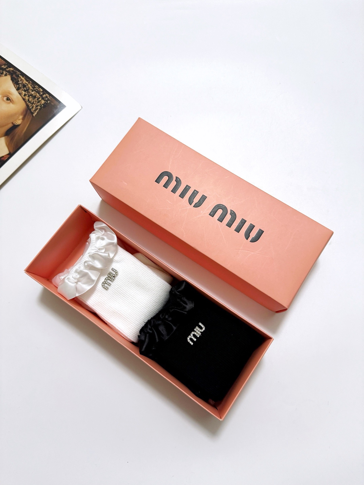  配包装
🌟【一盒2双】
🌟缪缪 miumiu 经典字母logo 纯棉中筒袜 绸缎花边小腿袜 
🌟ins
