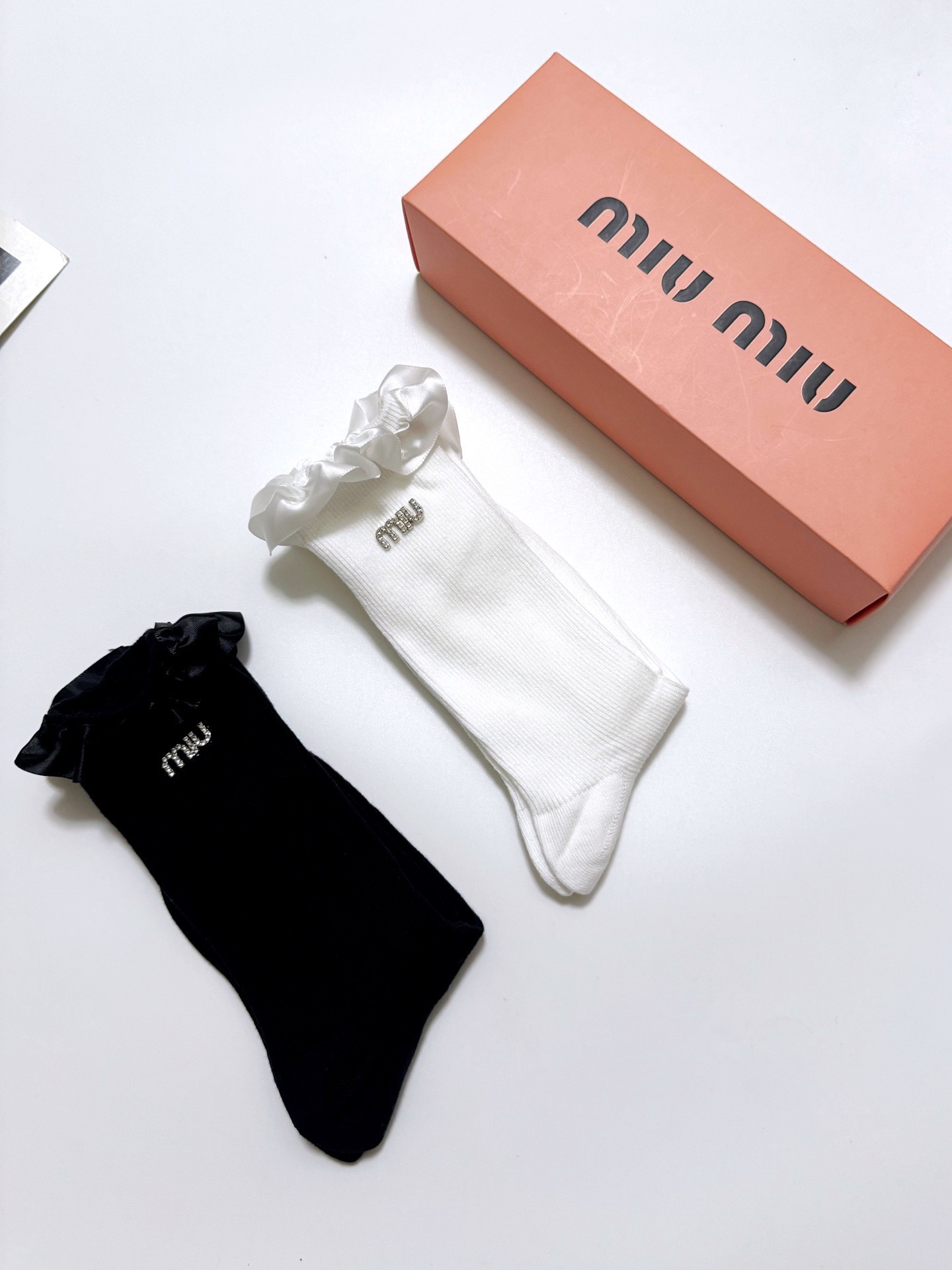  配包装
🌟【一盒2双】
🌟缪缪 miumiu 经典字母logo 纯棉中筒袜 绸缎花边小腿袜 
🌟ins