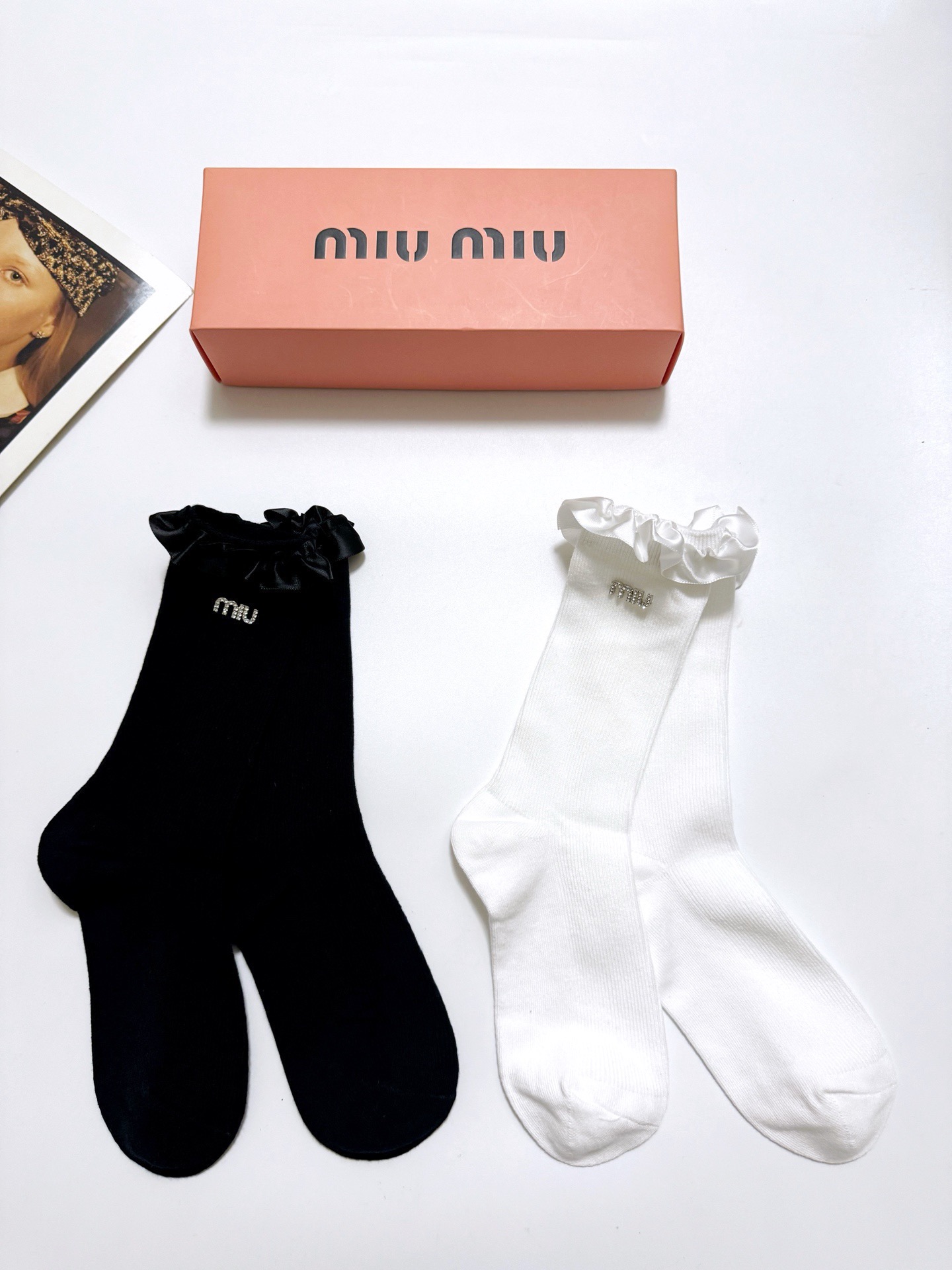  配包装
🌟【一盒2双】
🌟缪缪 miumiu 经典字母logo 纯棉中筒袜 绸缎花边小腿袜 
🌟ins