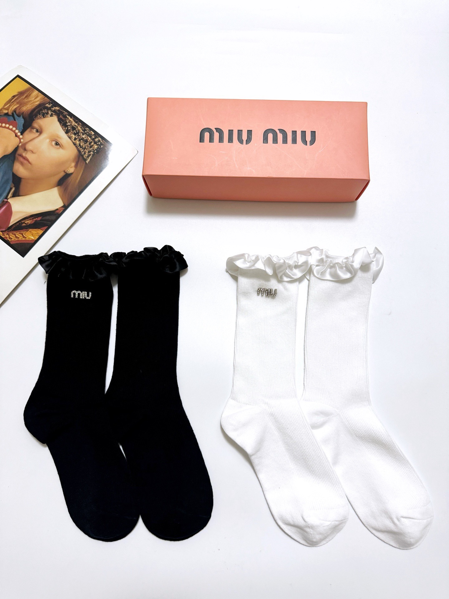  配包装
🌟【一盒2双】
🌟缪缪 miumiu 经典字母logo 纯棉中筒袜 绸缎花边小腿袜 
🌟ins